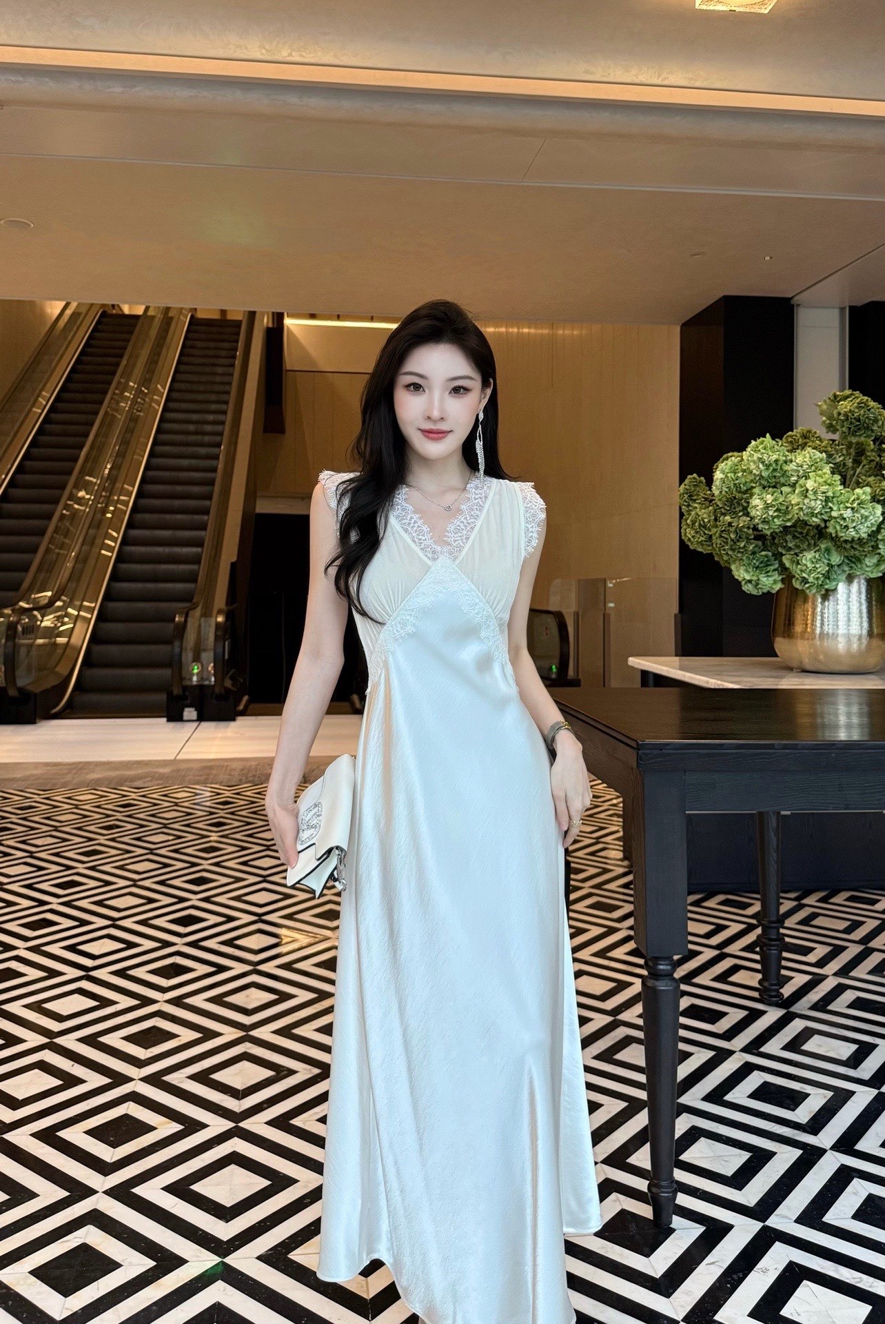 款号G 𝐂𝐡𝐫𝐢𝐬𝐭𝐢𝐚𝐧 Dio*新款高端定制 高级感光滑醋酸拼接丝绒蕾丝气质名媛风修身显瘦V领无袖连