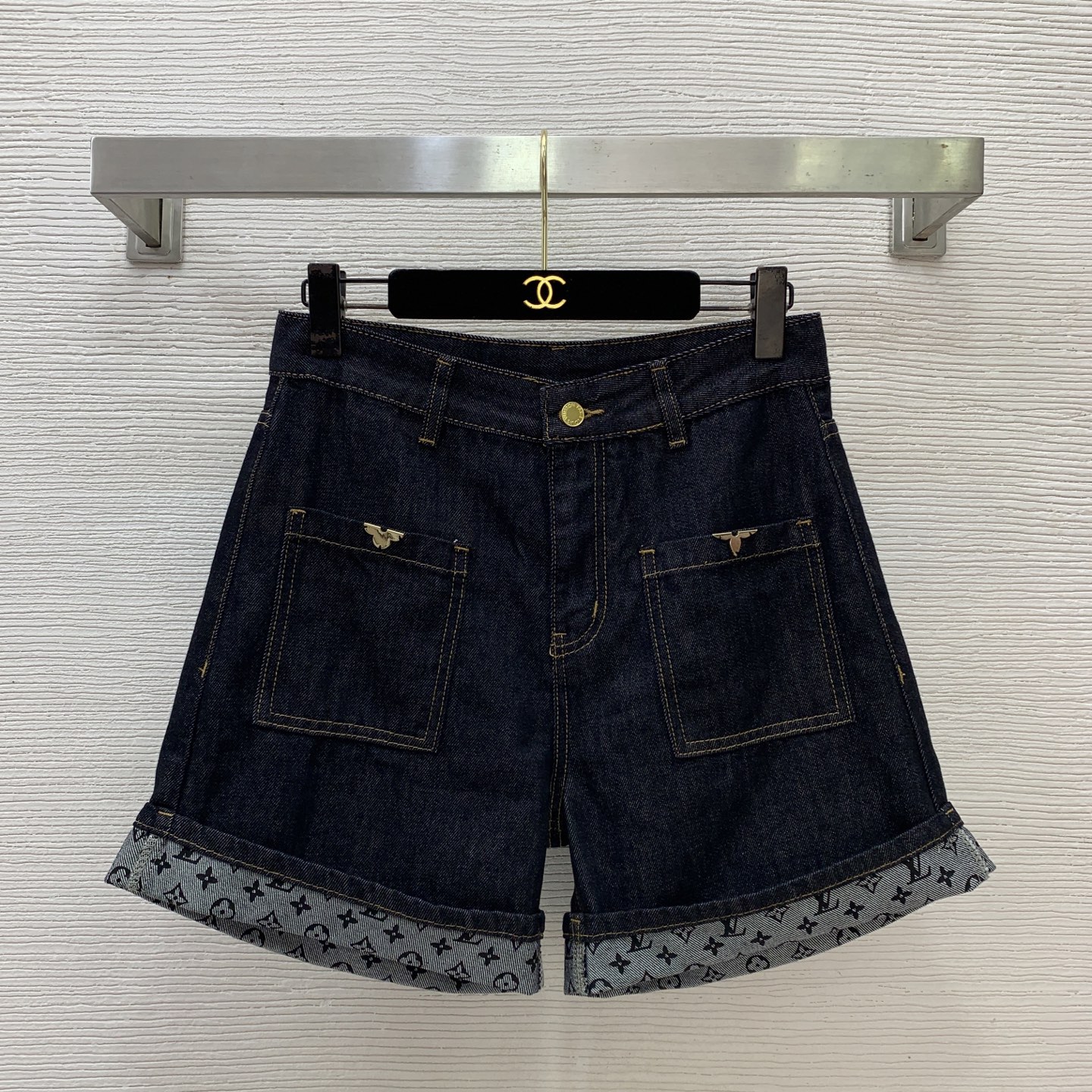 款号G LOUIS*驴家LV新款高端定制洗水牛仔棉面料、金色五金配件字母纽扣老花logo印花翻边设计高腰