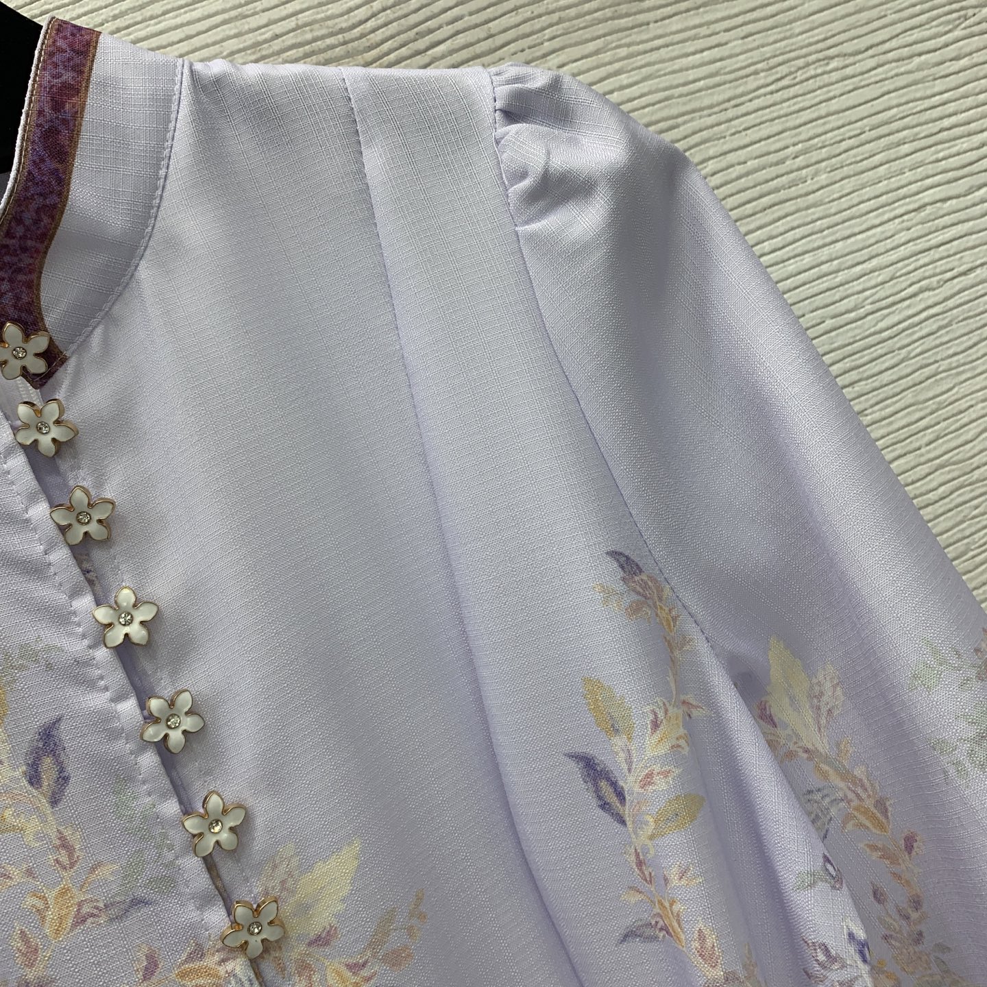 款号G ZIMMERMA*N兹默曼澳洲品牌高端定制面料、时尚复古花朵图案印花镶钻花扣半开襟立领收腰显瘦长