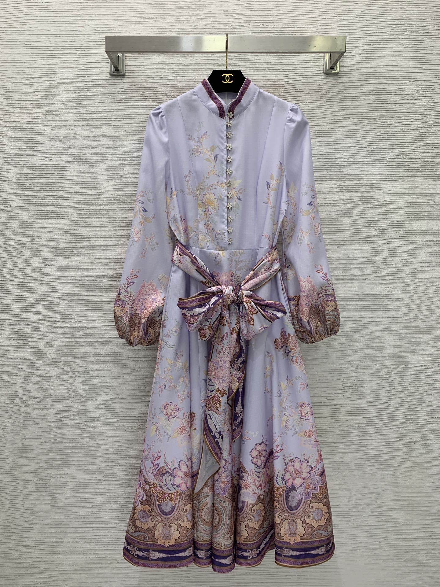 款号G ZIMMERMA*N兹默曼澳洲品牌高端定制面料、时尚复古花朵图案印花镶钻花扣半开襟立领收腰显瘦长