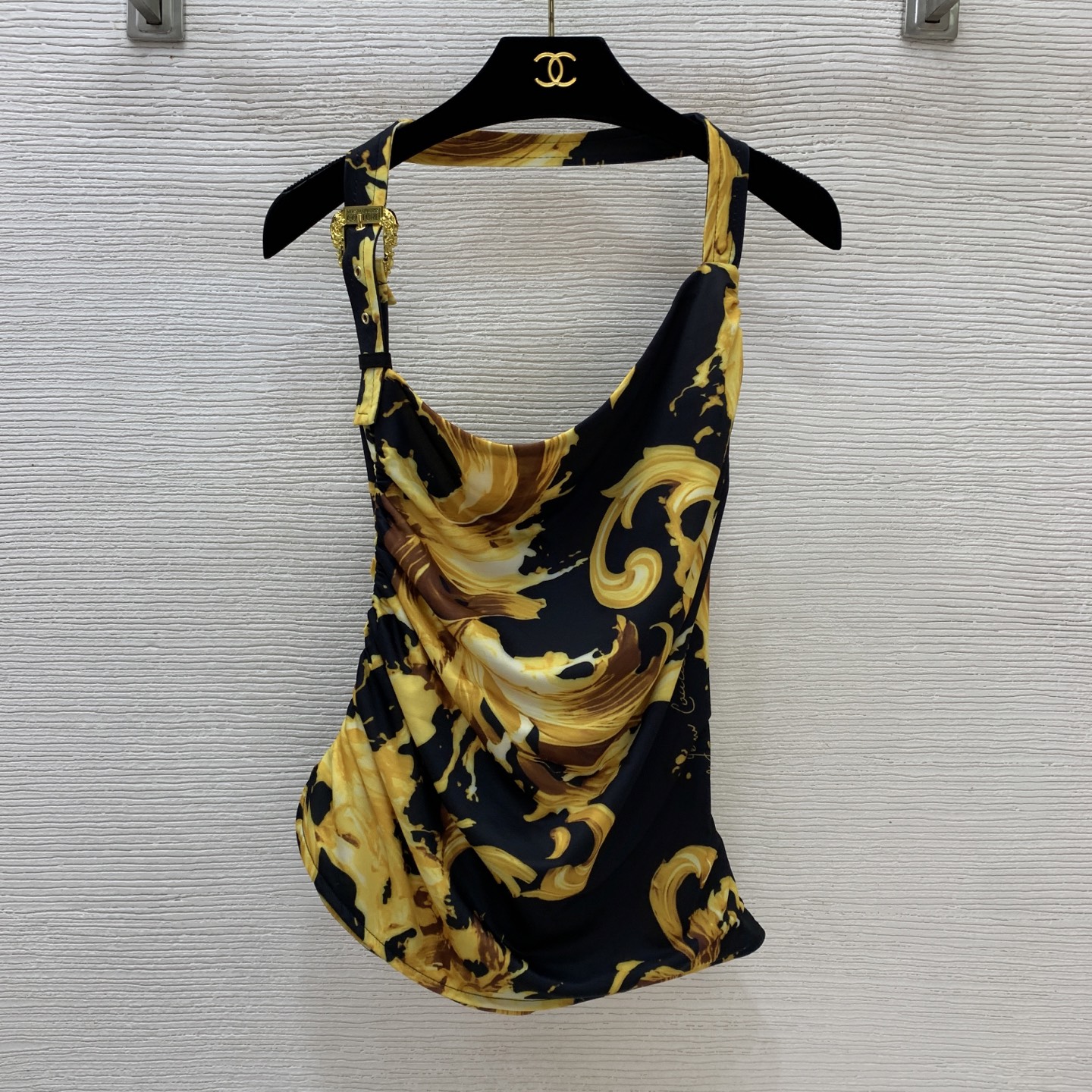NO:834399,Model No. D26042598 VERSAC* new style Baroque retro printed belt buckle halter neck shoulder strap waist elastic pleated slim fit slim halter neck vest top!  (M size bust 88, left side length 30/right side length about 49 excluding shoulder straps),,versace,19860909款号D26042598 VERSAC*新款 巴洛克复古印花皮带卡扣挂脖肩带掐腰松紧抽褶修身显瘦挂脖背心上衣！ （M码胸围88,左侧衣长30/右侧衣长约49不含肩带）,,versace,,Women's clothing