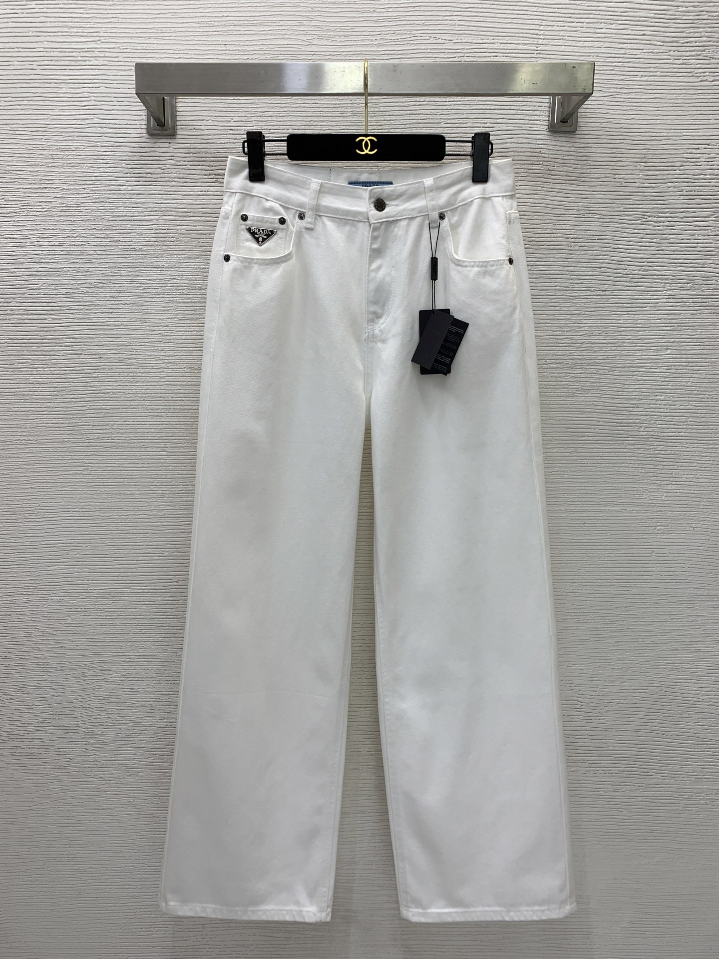 NO:829197,The highest version on the market, the girl will inspect the goods, trim the three marks on the threads, and deliver the goods. You can post pictures and take videos. If you want quality or service, please add me on WeChat. We will not accept urgent orders. Model No. G26043058  PRAD*A's new and highest version on the market, the girl will inspect the goods, trim the three marks on the threads, and ship the goods. You can send pictures and take videos. If you want quality and service, please add me on WeChat. We will not accept urgent orders. P's high-end customized letter-engraved hardware accessories, triangle logo logo, fashionable and versatile straight wide-leg jeans!  White, (M size waist 74 non-elastic, hip 100, pants length 106), Prada-clothing, prada, prada, jeans,19860909市面最高版本小妹验货、修剪线头上三标、发货可发图及拍视频,要品质要服务的加我微信,不接急单.款号G26043058 PRAD*A新市面最高版本小妹验货、修剪线头上三标、发货可发图及拍视频,要品质要服务的加我微信,不接急单.款P家高端定制刻字母五金配件三角标logo徽标时髦百搭直筒阔腿牛仔裤！白色,（M码腰围74无弹力,臀围100,裤长106）,普拉达-服装,prada,prada,jeans,,Women's clothing