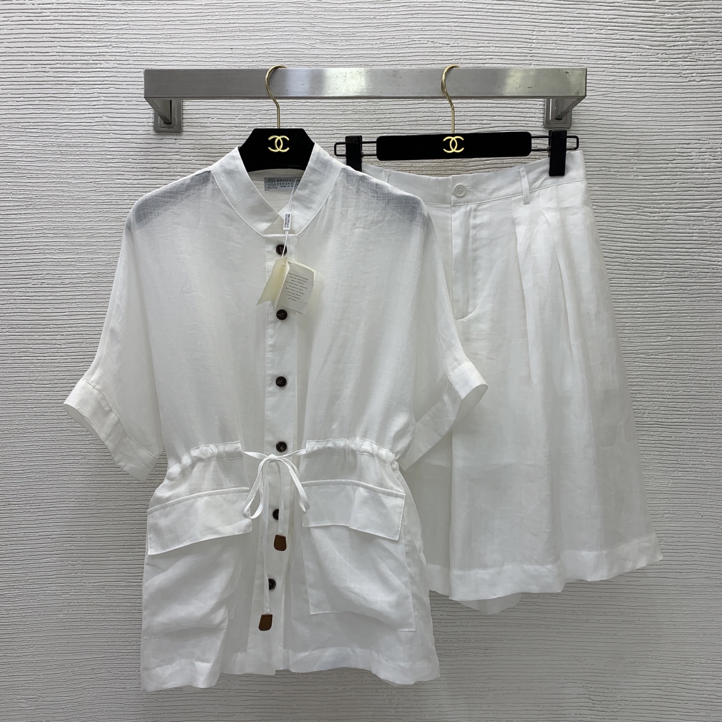 NO:823238,The highest version on the market, the girl inspects the goods, trims the three marks on the threads, pictures the goods and takes videos. If you want quality or service, please add me on WeChat. We do not accept urgent orders. Model number G26043046 Brunel*o  Cucinel*i's new and highest version girl on the market inspects the goods, trims the three marks on the threads, pictures of the goods and takes videos. If you want quality and service, please add me on WeChat. We will not accept urgent orders. BC's new and highest version girl on the market inspects the goods, trims the three marks on the threads, pictures of the goods and takes videos. If you want quality and service, please add me on WeChat and we will not accept urgent orders. Customized ramie fabric is light, super breathable and comfortable!  Simple, casual, fashionable and versatile two-piece suit!  Flap large pockets, button placket, loose fit drawstring, slimming stand-up collar, short-sleeved shirt top, elastic waist, buttoned zipper, wide-leg shorts!  Khaki, white, (M size bust 114, raglan sleeve length 39, clothing length 68; waist 70 ~ 84 back elastic, pants length 57), women's clothing, brunello cucinelli, chanel, shorts, shirts, T-shirt,19860909市面最高版本小妹验货、修剪线头上三标、货可图及拍视频,要品质要服务的加我微信,不接急单.款号G26043046 Brunel*o Cucinel*i新市面最高版本小妹验货、修剪线头上三标、货可图及拍视频,要品质要服务的加我微信,不接急单.款BC家新市面最高版本小妹验货、修剪线头上三标、货可图及拍视频,要品质要服务的加我微信,不接急单.款定制苎麻面料轻薄超透气舒适！简约随性时尚百搭两件套装！翻盖大口袋系扣门襟宽松版抽绳显瘦立领短袖衬衫上衣松紧腰系扣拉链阔腿短裤！卡其色、白色、 （M码胸围114,连肩袖长39,衣长68；腰围70～84后背弹力,裤长57）,女装,brunello cucinelli,chanel,shorts,shirts,T-shirt,,Women's clothing