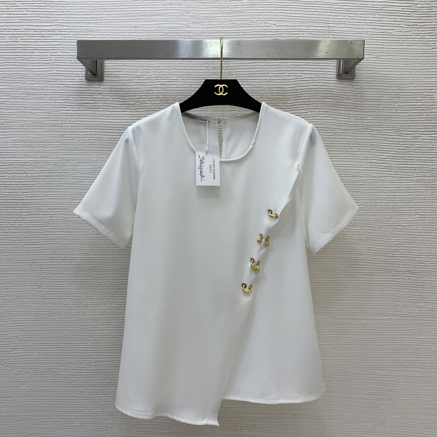 NO:908621,Style No. D26043054 Schiapare*li Schiapareli's new custom-made gold hardware accessories are decorated with irregular commuting and versatile short-sleeved tops!  Black, white, (M size shoulder width 38, chest 100, sleeve length 21, back center length 59) batch,, T-shirt,19860909款号D26043054 Schiapare*li夏帕瑞利新款定制金色五金配件装饰不规则通勤百搭短袖上衣！黑色、白色、（M码肩宽38,胸围100,袖长21,后中长59）批,,T-shirt,,Women's clothing