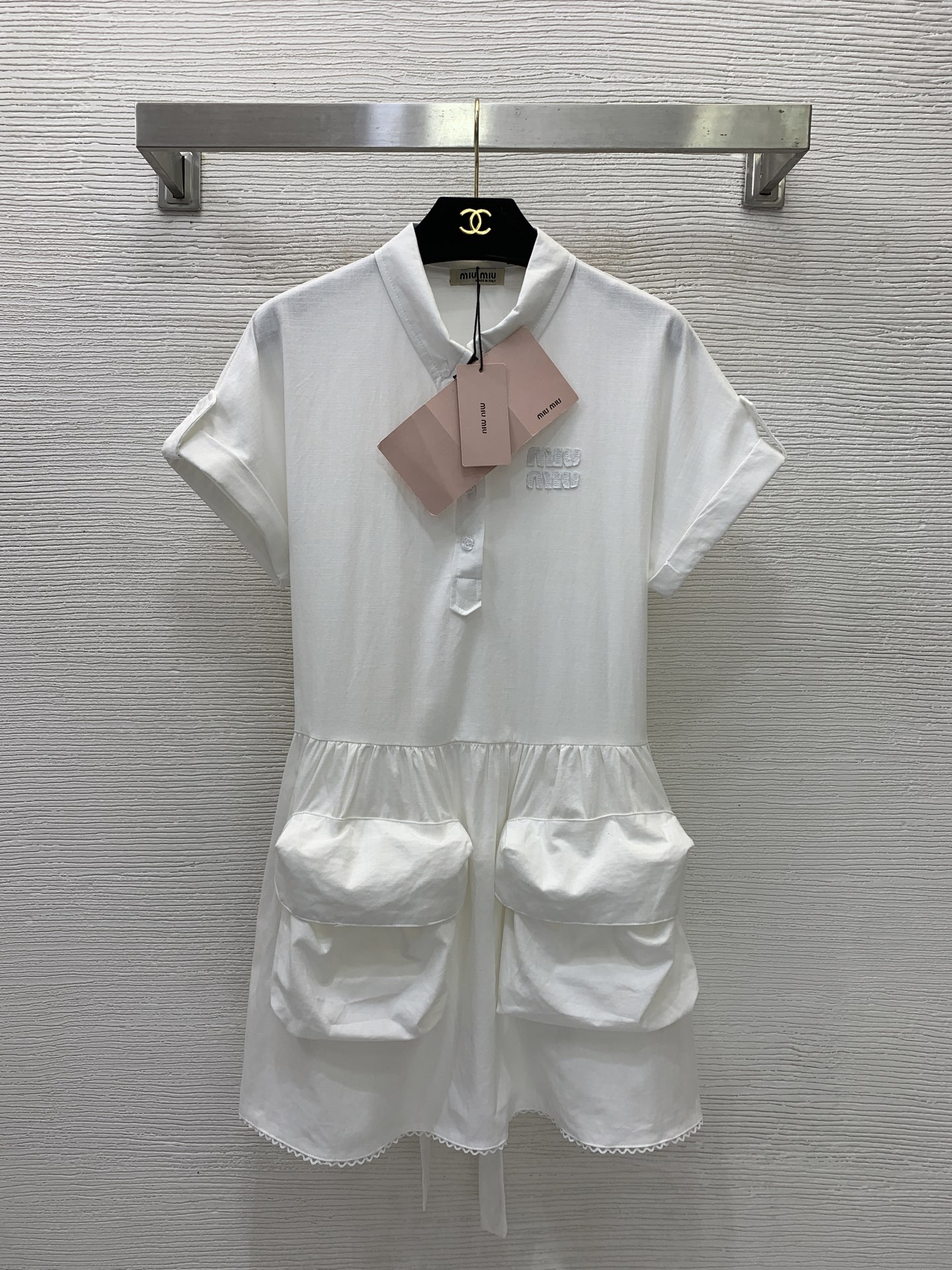 NO:826041,Style No. D26043028 MIUMI*U Miaojia’s new custom-made linen and cotton fabric is breathable and comfortable!  Slim-fitting cuffed short-sleeved dress with letter logo on the chest and cuffed sleeves designed in workwear style with big pockets!  Blue, white, (M size bust 100, waist 94, raglan sleeve length 27, skirt length 81) wholesale, Miumiu-clothing, miumiu, skirts, T-shirt,19860909款号D26043028 MIUMI*U缪家新款定制亚麻棉面料透气舒适！胸前字母logo翻边袖设计工装风大口袋修身显瘦翻边短袖连衣裙！蓝色、白色、（M码胸围100,腰围94,连肩袖长27,裙长81）批发,缪缪-服装,miumiu,skirts,T-shirt,,Women's clothing