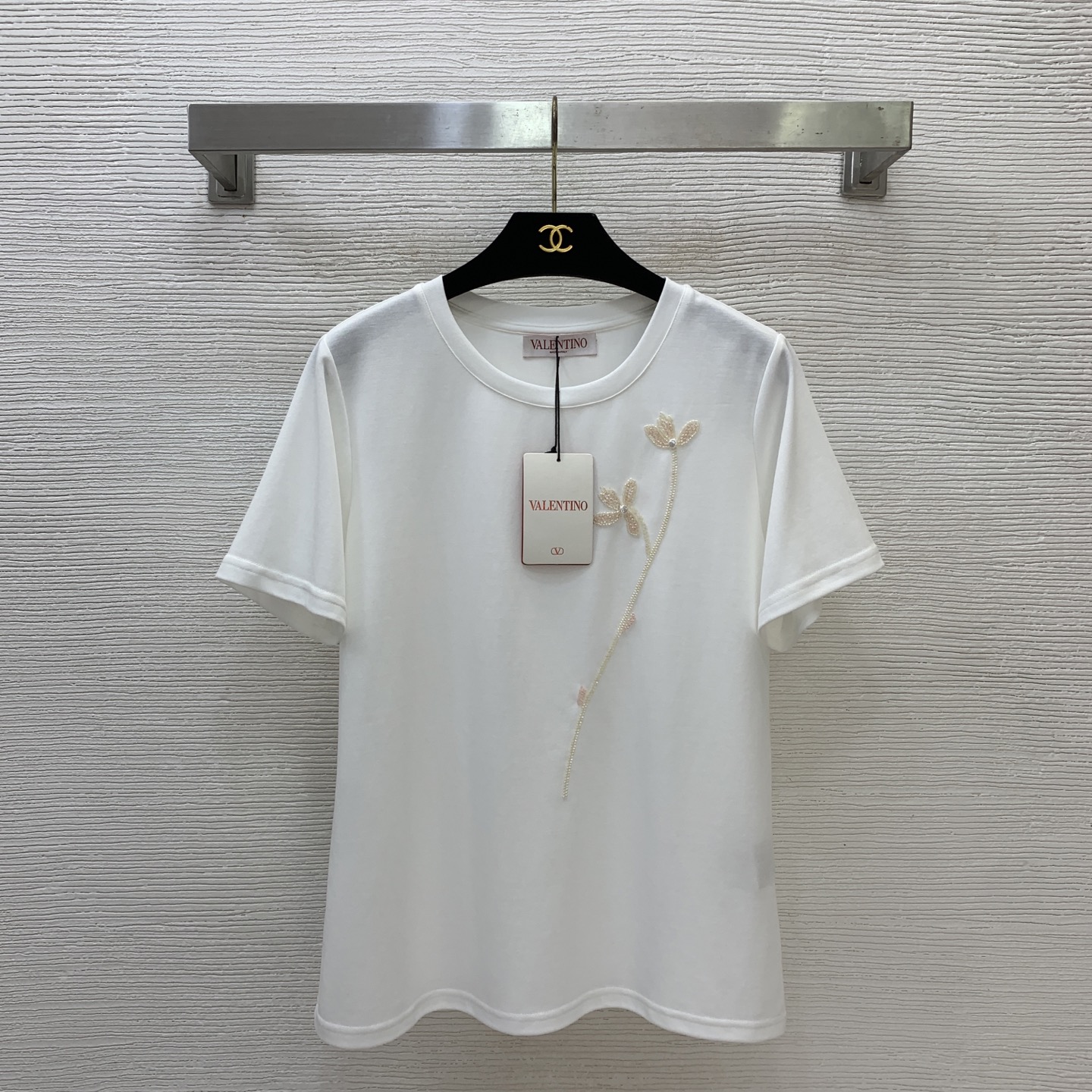 NO:826050,The girl of the highest version on the market will inspect the goods, trim the three marks on the threads, and ship the goods. If you want quality and service, please add me on WeChat. We will not accept urgent orders. Model No. G26043054 VALENTIN*O. The latest version of Warren's new model on the market will inspect the goods, trim the three marks on the threads, and ship the goods. You can send pictures and take videos. If you want quality and service, please add me on WeChat. We will not accept urgent orders.  High-end custom-made round neck short-sleeved T-shirt tops made of selected high-quality cotton fabrics, heavily beaded and decorated with floral branches, elegant and versatile!  Pink, white, (S size bust 88, sleeve length 21, dress length 60), Valentino-clothing, valentino, valentino, T-shirt, tees, t-shirt,19860909市面最高版本小妹验货、修剪线头上三标、发货可发图及拍视频,要品质要服务的加我微信,不接急单.款号G26043054 VALENTIN*O华伦家新市面最高版本小妹验货、修剪线头上三标、发货可发图及拍视频,要品质要服务的加我微信,不接急单.款 高端定制精选优质棉面料、重工串珠花枝装饰气质百搭圆领短袖t恤上衣！粉色、白色、 （S码胸围88,袖长21,衣长60）,华伦天奴-服装,valentino,valentino,T-shirt,tees，t-shirt,,Women's clothing