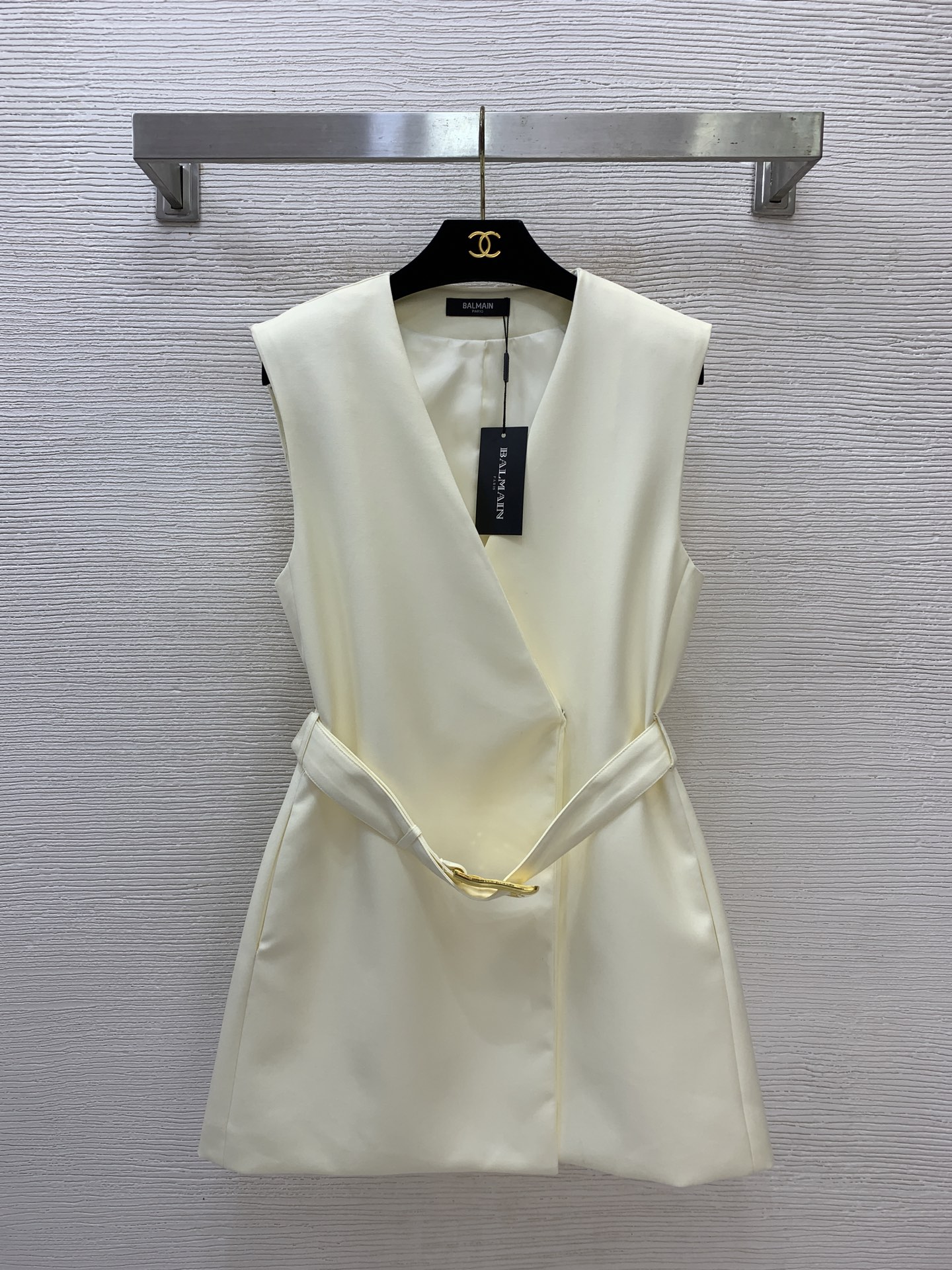 NO:825109,The highest version on the market. The girl will inspect the goods, trim the three marks on the threads, and ship the goods. If you want quality or service, please add me on WeChat. We will not accept urgent orders. Model No. G26050386  BALMAI*N is the highest version on the new market. The girl will inspect the goods, trim the three marks on the threads, and send pictures and videos before delivery. If you want quality or service, please add me on WeChat. We will not accept urgent orders. Customized suit fabrics, gold hardware buckle belt, waist slimming, cross V-neck sleeveless vest dress!  Apricot, black, (M size shoulder width 40 with shoulder pads, bust 94 ~ 98, skirt length 80), Balmain-clothing, balmain, balmain, skirts, business suit,19860909市面最高版本小妹验货、修剪线头上三标、发货可发图及拍视频,要品质要服务的加我微信,不接急单.款号G26050386 BALMAI*N巴曼新市面最高版本小妹验货、修剪线头上三标、发货可发图及拍视频,要品质要服务的加我微信,不接急单.款定制西装面料金色五金扣头腰带收腰显瘦交叉V领无袖马甲连衣裙！杏色、黑色、（M码肩宽40有垫肩,胸围94～98,裙长80）,巴尔曼-服装,balmain,balmain,skirts,business suit,,Women's clothing