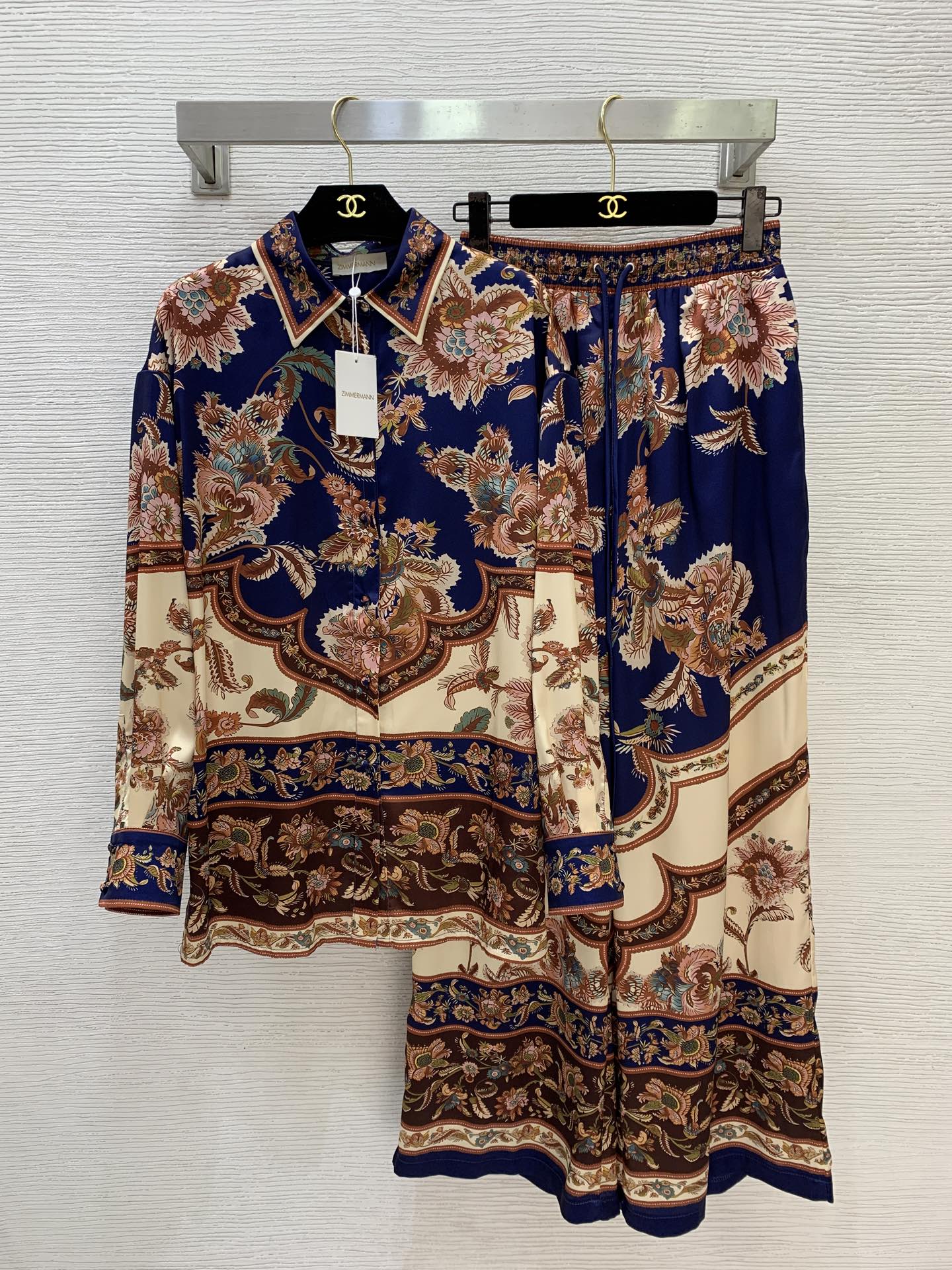 NO:833890,Style No. G26050359 ZIMMERMA*N Australian brand resort-style retro paisley print silky satin fashion two-piece suit!  Loose fit buttoned lapel long sleeve shirt top drawstring elastic waist wide leg pants casual trousers!  1.2.3.4/SMLXL (size 2 shoulder width 52, chest 106, sleeve length 54, dress length 75; waist 64 elastic, hip 112, pants length 104),,19860909款号G26050359 ZIMMERMA*N兹默曼澳洲品牌度假风复古佩斯利印花 丝滑缎面时尚两件套装！宽松版系扣翻领长袖衬衣上衣抽绳松紧腰阔腿裤休闲长裤！1.2.3.4/SMLXL（2码肩宽52,胸围106,袖长54,衣长75；腰围64松紧弹力,臀围112,裤长104）,,,Women's clothing