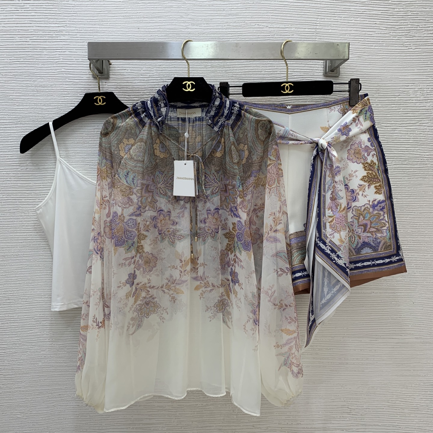 NO:842521,Model No. G26043065 ZIMMERMA*N Zimmerman Australian brand, purple flower branch retro print three-piece suit, fungus lace collar, lace-up V-neck, loose long-sleeved shirt, solid color high-elastic bottoming camisole, high-waisted A-line cotton and linen wide-leg shorts with wide silk scarf belt!  1.2.3.4/SMLXL (Size 2, bust 124, raglan sleeve length 71, dress length 68; inner bust 78 super elastic, total length 36 excluding straps; waist 72, hips 102, pants length 42),,shorts,19860909款号G26043065 ZIMMERMA*N兹默曼澳洲品牌 紫色花枝复古印花三件套装木耳花边领系带V字领宽松长袖衬衣纯色高弹力打底吊带衫高腰A字棉麻阔腿短裤配有宽丝巾腰带！1.2.3.4/SMLXL（2码胸围124,连肩袖长71,衣长68；内搭胸围78超弹力,总长36不含肩带；腰围72,臀围102,裤长42）,,shorts,,Women's clothing