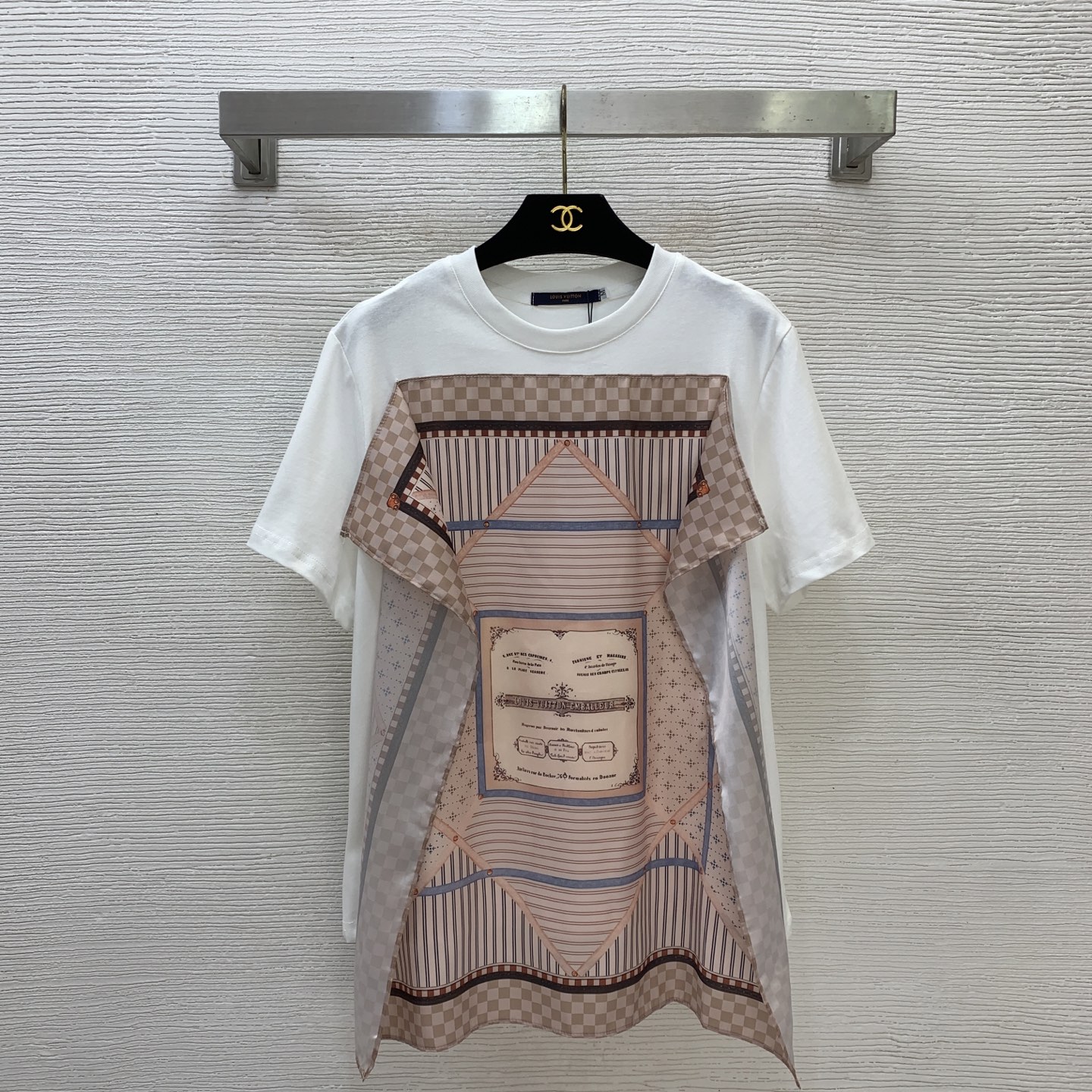 NO:833834,Model No. D26050387 LOUIS*Lvjia LV new style personalized design checkerboard retro silk scarf patch decoration loose and fashionable round neck short-sleeved T-shirt top!  White, (M size shoulder width 41, chest 102, sleeve length 20, underwear length 61),, louis vuitton, louis vuitton, louis vuitton, louis vuitton, T-shirt, tees, t-shirt,19860909款号D26050387 LOUIS*驴家LV新款 个性设计棋盘格复古丝巾贴布装饰宽松时尚圆领短袖t恤上衣！白色,（M码肩宽41,胸围102,袖长20,内衣长61）,,louis vuitton,louis vuitton,louis vuitton,louis vuitton,T-shirt,tees，t-shirt,,Women's clothing