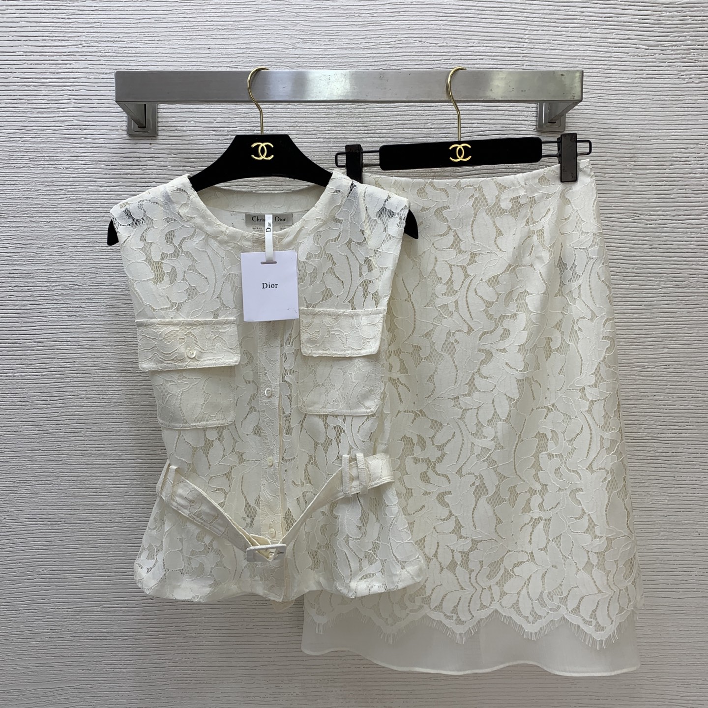 NO:833863,Style No. G26050375 Dio* new high-end customized soft lace high-quality fabric, elegant and fashionable two-piece suit for ladies!  Work style style flap double pockets with waist belt, sleeveless lace vest top, slightly see-through chiffon splicing, high waist slit long skirt!  Off-white, khaki, (S size bust 92, length 50; waist 66, hips 90, skirt length 65),, dior, skirts,19860909款号G26050375 Dio*新款高端定制软蕾丝优质面料气质名媛时尚两件套装！工装风翻盖双口袋搭配腰带收腰无袖蕾丝背心上衣微透雪纺纱拼接高腰开叉长款半身裙！米白色、卡其色、 （S码胸围92,衣长50；腰围66,臀围90,裙长65）,,dior,skirts,,Women's clothing