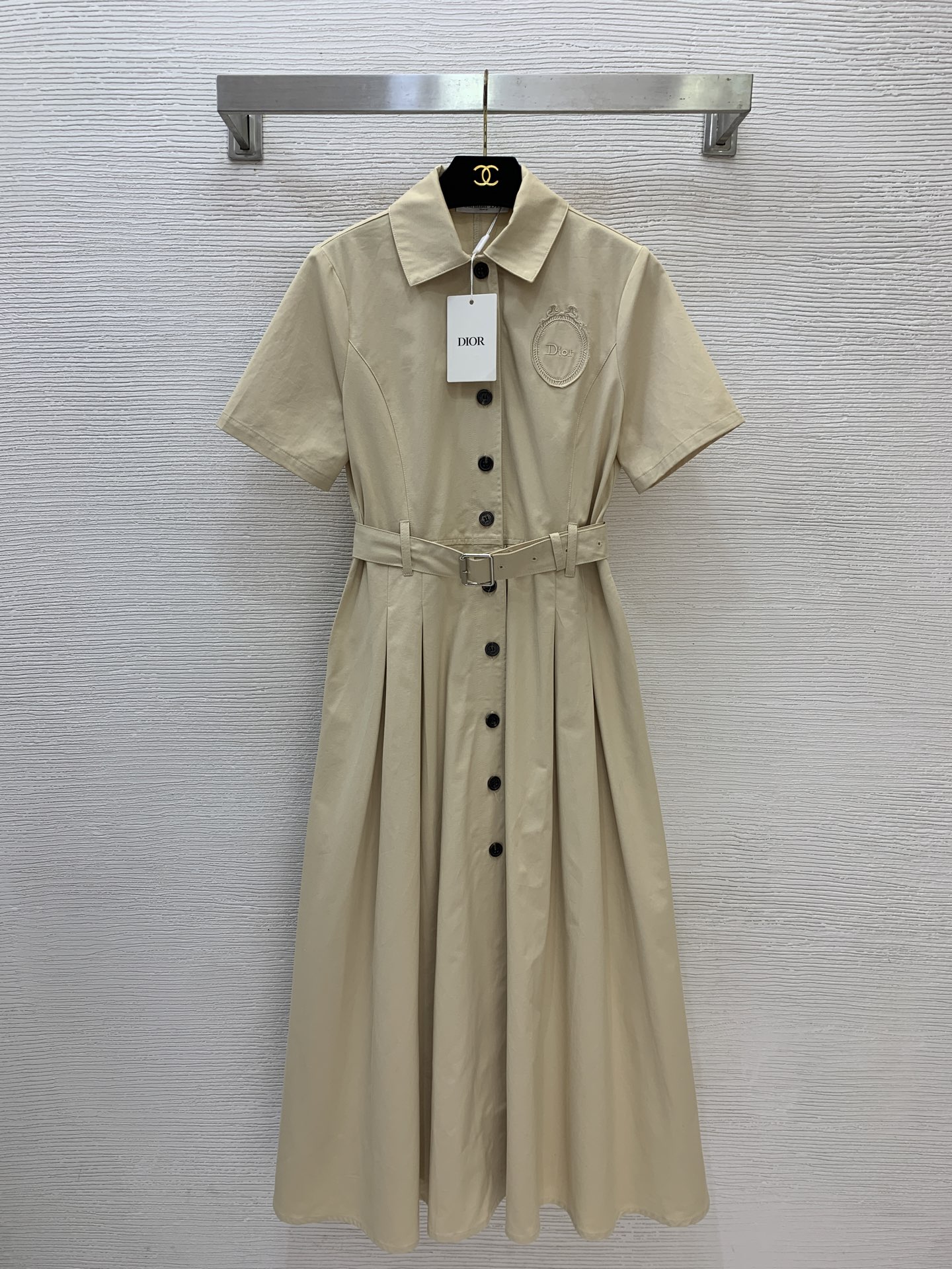NO:834404,Model No. D26050389 Dio*’s new custom-made letter logo button single-breasted placket pleated wide waist slimming lapel short-sleeved cotton dress!  Apricot, navy blue, (M size shoulder width 37, bust 88, waist 78, sleeve length 22, skirt length 123), dior, skirts, T-shirt,19860909款号D26050389 Dio*新款定制字母logo纽扣单排扣开襟压褶大摆收腰显瘦翻领短袖棉质连衣裙！杏色、藏蓝色、（M码肩宽37,胸围88,腰围78,袖长22,裙长123）,,dior,skirts,T-shirt,,Women's clothing