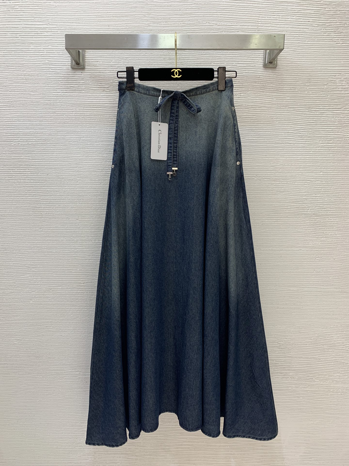 NO:833875,Style No. D26050325 Dio* new D family customized gradient color washed soft denim fabric large skirt high waist long skirt!  (S size waist 62~76, back stretch, skirt length 101),, dior, dior, skirts,19860909款号D26050325 Dio*新款D家定制渐变色洗水软牛仔面料大裙摆高腰长款半身裙！ （S码腰围62～76后背弹力,裙长101）,,dior,dior,skirts,,Women's clothing