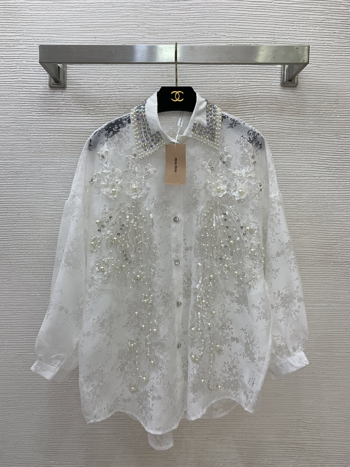NO:833897,Model No. D26050349 MIUMI*U Miaojia's new heavy-duty custom-made colorful diamond and pearl sequin three-dimensional flower decoration, micro-transparent jacquard fabric looming sexy and discreet loose and fashionable sun protection shirt!  Pink, white, black, - (M size shoulder width 61, bust 130, sleeve length 37, front length 74/back center length 78),,miumiu,19860909款号D26050349 MIUMI*U缪家新款重工定制彩钻珍珠亮片立体花朵装饰、微透提花面料若隐若现性感小心机宽松时尚防晒衬衣！粉色、白色、黑色、-（M码肩宽61,胸围130,袖长37,前衣长74/后中长78）,,miumiu,,Women's clothing