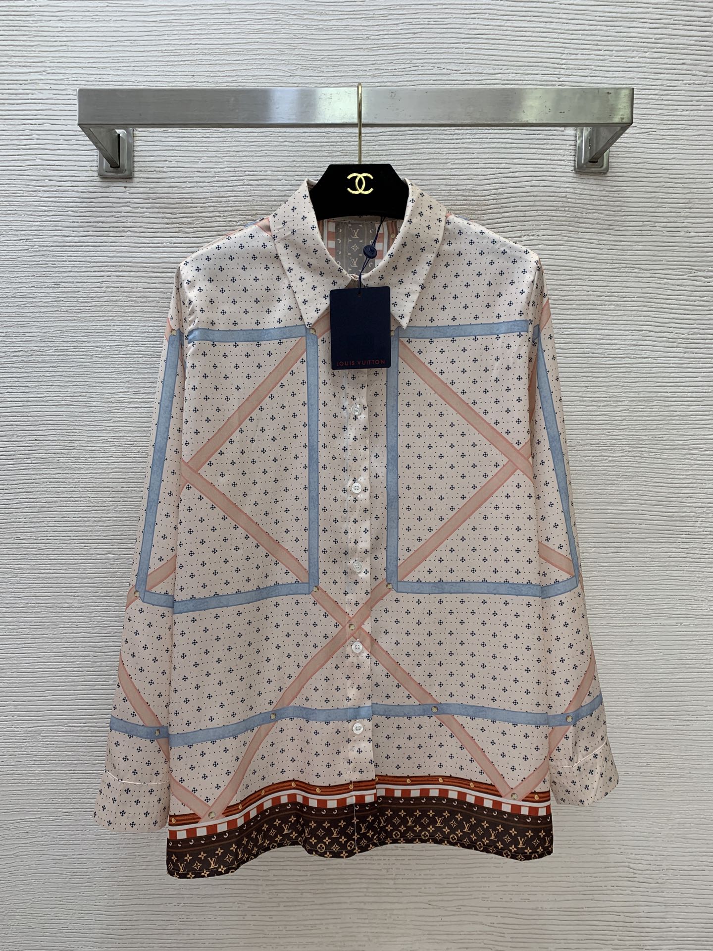NO:833857,Style No. D26050328 LOUIS*Lvjia’s new fashionable floral print loose and versatile buttoned lapel long-sleeved shirt!  (M size shoulder width 38, chest 102, sleeve length 59, clothing length 70) shirts,,louis vuitton,louis vuitton,louis vuitton,shirts,19860909款号D26050328 LOUIS*驴家新款时尚小碎花印花宽松百搭系扣翻领长袖衬衣！（M码肩宽38,胸围102,袖长59,衣长70）衬衫,,louis vuitton,louis vuitton,louis vuitton,shirts,,Women's clothing
