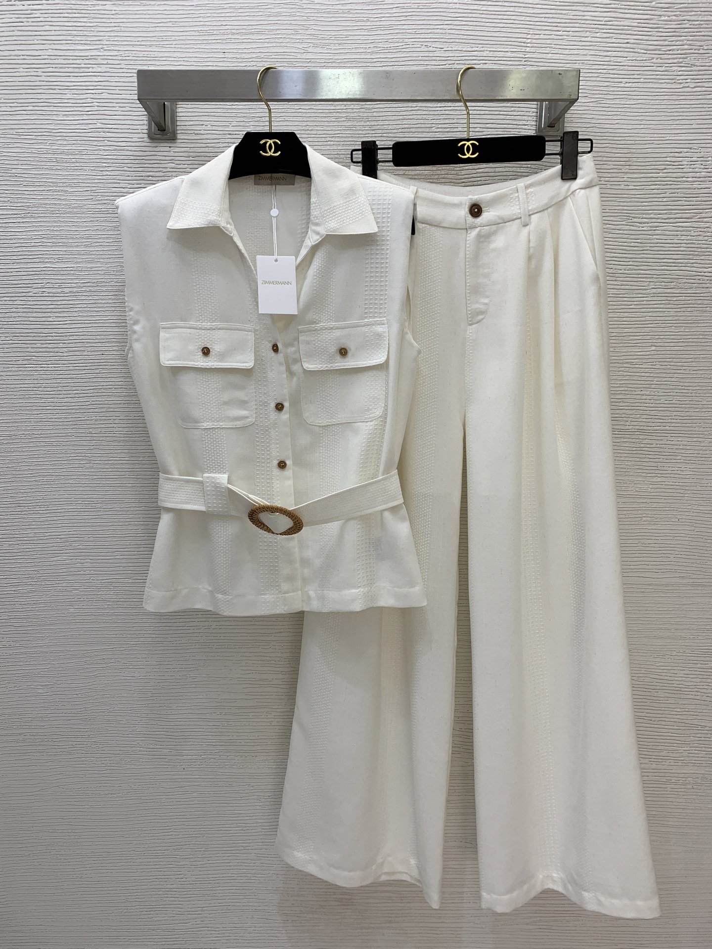 NO:834422,Style No. G26050427 ZIMMERMA*N Australian brand high-end boutique custom linen blend old money style fashionable two-piece suit!  Textured woven splicing with flap pockets and a belt to cinch the waist for a slimming V-lapel sleeveless top with high-waisted straight-leg wide-leg trousers!  Off-white, (size M shoulder width 41cm with shoulder pads, bust 96cm, length 61cm; waist 68cm, pants length 106cm),,19860909款号G26050427 ZIMMERMA*N兹默曼澳洲品牌高端精品定制亚麻混纺老钱风时尚两件套装！肌理感编织拼接翻盖口袋搭配腰带收腰显瘦V字翻领无袖上衣高腰直筒阔腿长裤！米白色, （M码肩宽41有垫肩,胸围96,衣长61；腰围68,裤长106）,,,Women's clothing