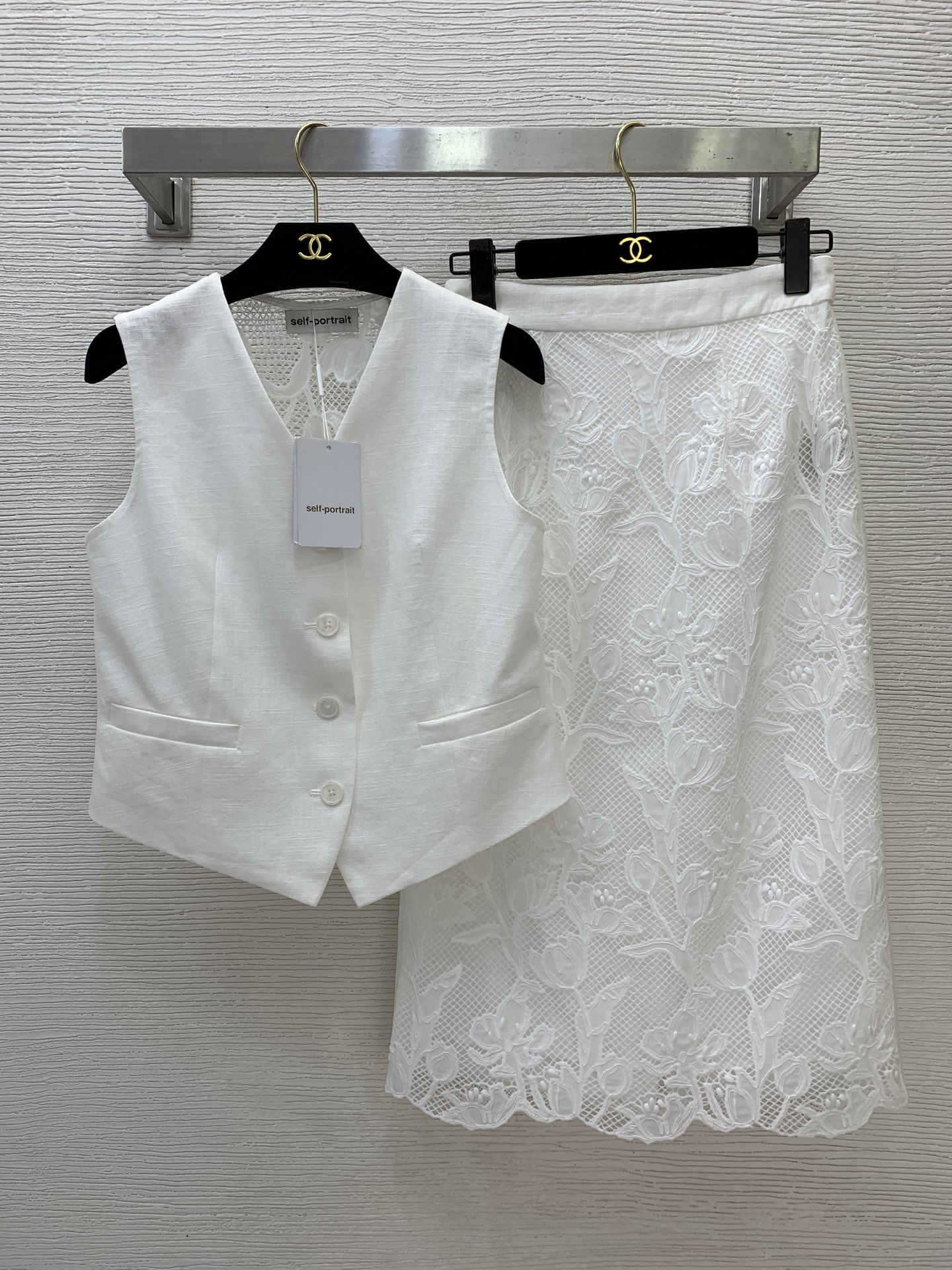 NO:835179,Style No. G26050425 Self-Portrai* new summer style, high-end customized two-piece set made of selected Tencel linen fabric, breathable and comfortable, light luxury and celebrity style!  Single-breasted placket with cutout back and slim-fitting vest top, high-waisted slimming long skirt!  White, light yellow, (S size bust 88, mid-back length 45; waist 68, hips 88, skirt length 75),,skirts,19860909款号G26050425 Self-Portrai*夏季新款 高端定制精选天丝亚麻面料透气舒适、轻奢名媛风气质两件套！单排扣门襟后背镂空拼接修身马甲上衣高腰显瘦长款半身裙！白色、浅黄、 （S码胸围88,后中长45；腰围68,臀围88,裙长75）,,skirts,,Women's clothing