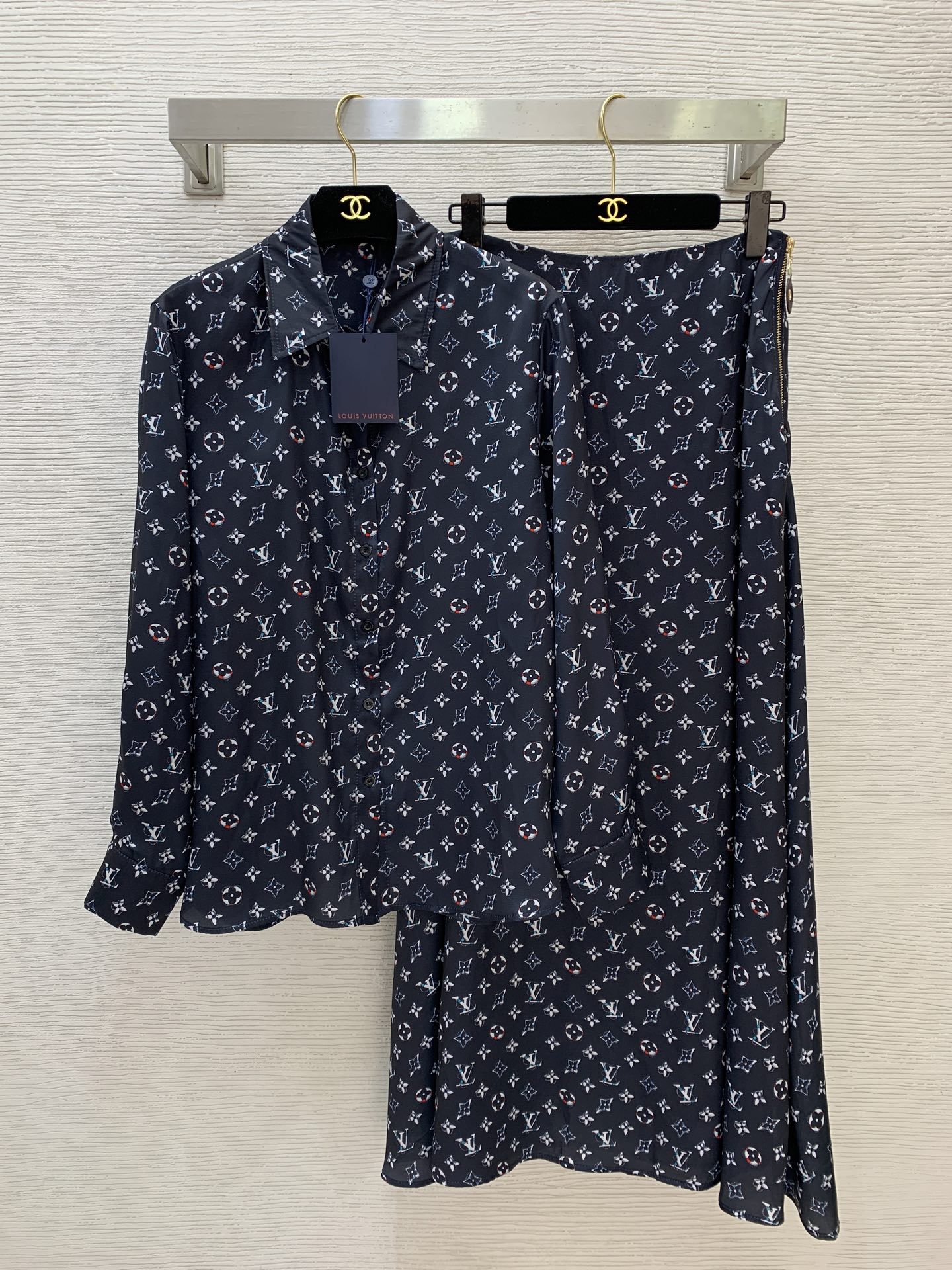 NO:834429,Style No. D26050465 LOUIS*LV’s new custom lettered presbyopia print two-piece suit!  Loose and versatile lapel long-sleeved shirt with custom engraved logo buttons and side zipper high-waisted long skirt!  (M size shoulder width 41, bust 108, sleeve length 60, dress length 68; waist 70, skirt length 99),,louis vuitton,louis vuitton,louis vuitton,louis vuitton,skirts,19860909款号D26050465 LOUIS*驴家LV新款定制字母老花印花气质两件套装！定制刻字母logo纽扣宽松百搭翻领长袖衬衣侧拉链高腰长款半身裙！（M码肩宽41,胸围108,袖长60,衣长68；腰围70,裙长99）,,louis vuitton,louis vuitton,louis vuitton,louis vuitton,skirts,,Women's clothing