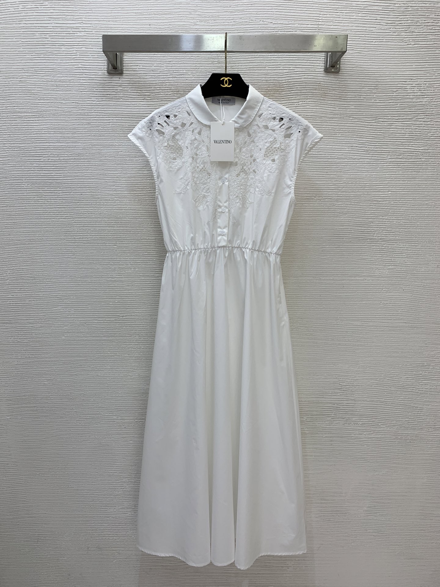 NO:835166,Model No. D26050457 VALENTIN*O Warren's new style flower hollow embroidery half-breasted placket doll collar waist slimming pure cotton small white skirt dress!  (M size bust 88, sleeve length 19, waist 68-94 elastic, skirt length 123),,valentino,valentino,skirts,19860909款号D26050457 VALENTIN*O华伦家新款 花朵镂空刺绣半排扣门襟娃娃领收腰显瘦纯棉小白裙连衣裙！（M码胸围88,袖长19,腰围68～94弹力,裙长123）,,valentino,valentino,skirts,,Women's clothing