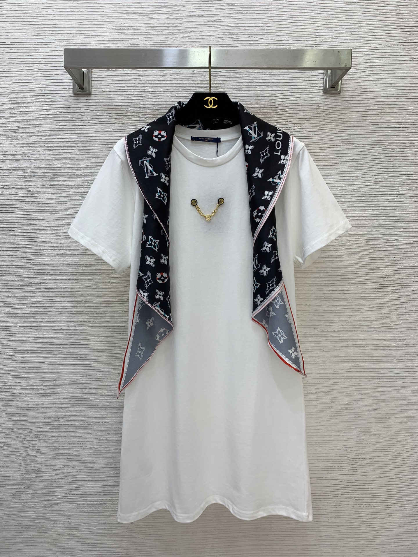 NO:835161,Model No. G26050415. Recommended by LOUIS*Lvjia LV. New custom-made metal chain decoration with presbyopic letter logo printed square silk scarf. Fashionable, casual, slim-fitting short-sleeved T-skirt dress!  Gray, white, (M size shoulder width 40, bust 94, waist 84, sleeve length 18, skirt length 84),, louis vuitton, louis vuitton, louis vuitton, louis vuitton, skirts, T-shirt,19860909款号G26050415 跑量推荐LOUIS*驴家LV新款定制金属链条装饰搭配老花字母logo印花方形丝巾时尚休闲修身短袖T裙连衣裙！灰色、白色、（M码肩宽40,胸围94,腰围84,袖长18,裙长84）,,louis vuitton,louis vuitton,louis vuitton,louis vuitton,skirts,T-shirt,,Women's clothing