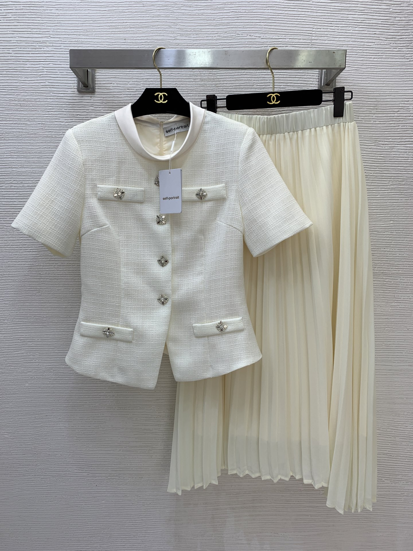 NO:823263,The girl of the highest version on the market will inspect the goods, trim the three marks on the threads, and take pictures of the goods and take videos. If you want quality and service, please add me on WeChat and we will not accept urgent orders. Model No. G26050485 Self-Portrai* The highest version of the new summer version on the market. The girl will inspect the goods, trim the three marks on the threads, take pictures of the goods and take videos. If you want quality and service, please add me on WeChat and we will not accept urgent orders. A high-end custom-made fashionable two-piece suit for ladies from SP!  Luxurious diamond-encrusted square button placket slim fit short-sleeved top with elastic waist and pleated pleated skirt!  Apricot color, (M size shoulder width 39 with shoulder pads, bust 88, sleeve length 24, dress length 59; waist 66~84 elastic, skirt length 86), women's clothing, skirts, T-shirt,19860909市面最高版本小妹验货、修剪线头上三标、货可图及拍视频,要品质要服务的加我微信,不接急单.款号G26050485 Self-Portrai*夏季新市面最高版本小妹验货、修剪线头上三标、货可图及拍视频,要品质要服务的加我微信,不接急单.款SP家高端定制气质名媛风时尚两件套装！奢华镶钻方扣门襟修身显瘦短袖小香上衣松紧腰压褶百褶半身裙！杏色, （M码肩宽39有垫肩,胸围88,袖长24,衣长59；腰围66～84弹力,裙长86）,女装,skirts,T-shirt,,Women's clothing