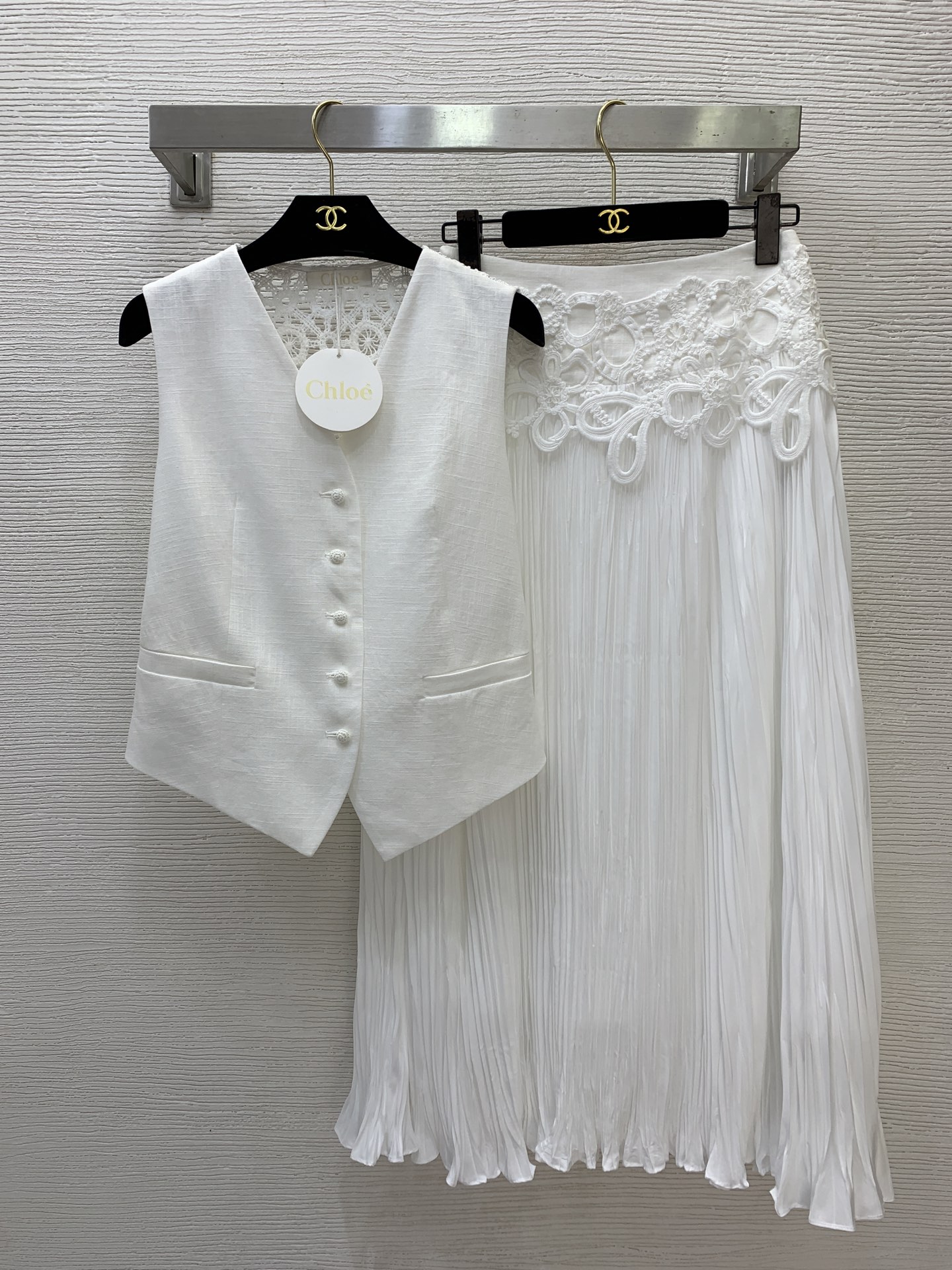 NO:823302,The highest version of the girl on the market inspects the goods, trims the three marks on the threads, pictures of the goods and takes videos. If you want quality and service, please add me on WeChat. We will not accept urgent orders. Model No. G26050582 Chloè New The highest version on the market. The girl inspects the goods, trims the three marks on the threads, pictures of the goods and takes videos. If you want quality and service, please add me on WeChat and we will not accept urgent orders. High-end boutique custom-made Tencel linen fabric is breathable and comfortable!  Hollow see-through water-soluble lace stitching V-neck slim vest top with high waist and large skirt. The highest version on the market. The girl inspects the goods, trims the three marks on the threads, pictures of the goods and takes videos. If you want quality and service, please add me on WeChat. We will not accept urgent orders. This skirt!  White, (S size bust 92, mid-back length 48; waist 68, skirt length 90), women's clothing, chloe, skirts,19860909市面最高版本小妹验货、修剪线头上三标、货可图及拍视频,要品质要服务的加我微信,不接急单.款号G26050582 Chloè蔻依新市面最高版本小妹验货、修剪线头上三标、货可图及拍视频,要品质要服务的加我微信,不接急单.款高端精品定制天丝亚麻面料透气舒适！镂空透视水溶蕾丝拼接V领修身马甲上衣高腰大裙摆长市面最高版本小妹验货、修剪线头上三标、货可图及拍视频,要品质要服务的加我微信,不接急单.款半身裙！白色, （S码胸围92,后中长48；腰围68,裙长90）,女装,chloe,skirts,,Women's clothing