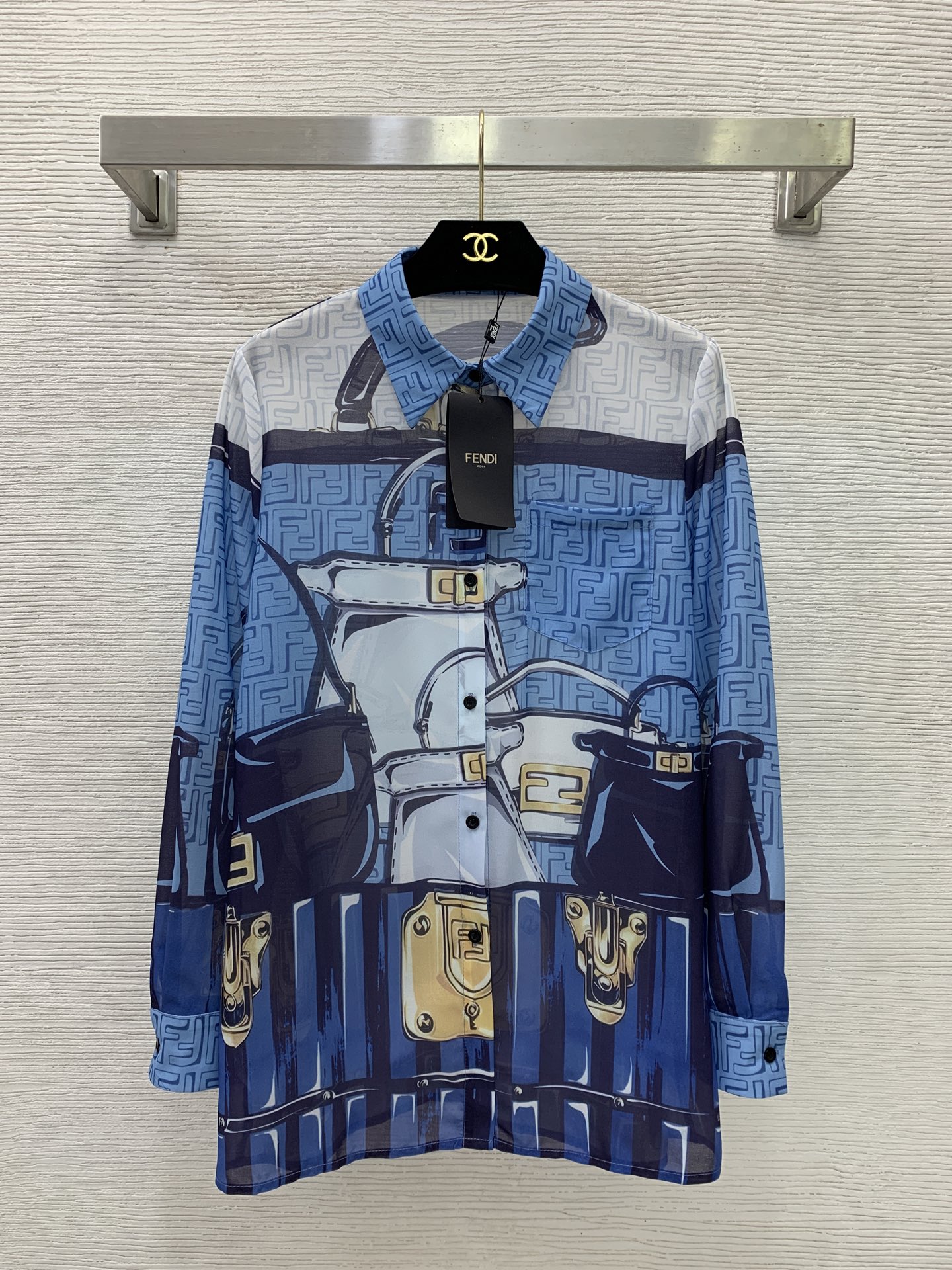 NO:834393,Model No. D26050428 FEND* new classic double FF letter print abstract retro belt bag pattern, button placket lapel loose and versatile chiffon long-sleeved shirt!  (M size shoulder width 37, chest 96, sleeve length 59, dress length 71) shirts,,fendi,shirts,19860909款号D26050428 FEND*新款经典双FF字母印花抽象复古皮带包包图案、系扣门襟翻领宽松百搭雪纺纱长袖衬衣！（M码肩宽37,胸围96,袖长59,衣长71）衬衫,,fendi,shirts,,Women's clothing