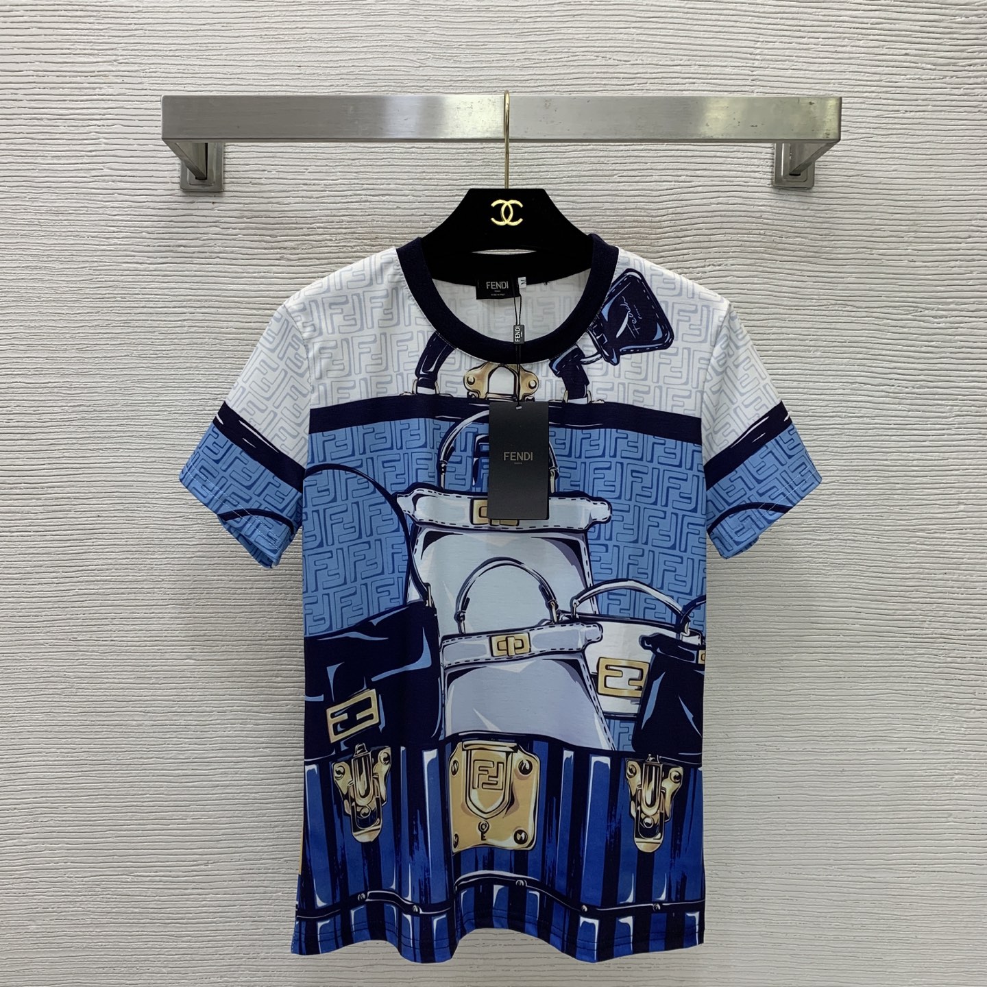 NO:834438,Model No. D26050423 FEND* new classic double FF letter print abstract retro belt bag pattern slim fit round neck short-sleeved T-shirt top!  (M size shoulder width 39, chest 94, sleeve length 17, clothing length 61),, fendi, T-shirt, tees, t-shirt,19860909款号D26050423 FEND*新款经典双FF字母印花抽象复古皮带包包图案修身显瘦圆领短袖t恤上衣！（M码肩宽39,胸围94,袖长17,衣长61）,,fendi,T-shirt,tees，t-shirt,,Women's clothing