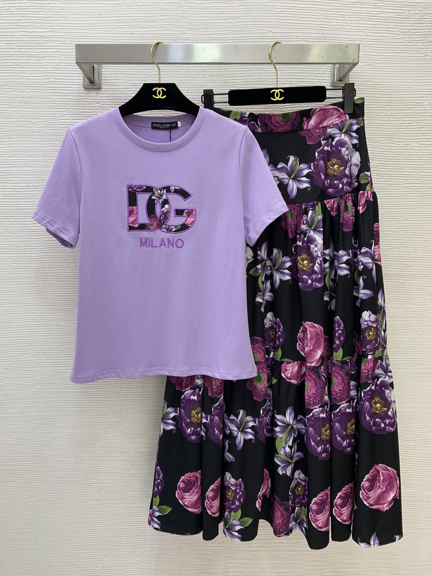 NO:835184,Style number G26050545 & Dolce & Gabbana DG* new fashionable and versatile two-piece suit!  Flower letter logo patch embroidered round neck short-sleeved T-shirt top purple and pink floral print spliced ​​long skirt with large hem!  (L size shoulder width 37, bust 92, sleeve length 19, dress length 58; waist 76, skirt length 95),,Dolce&Gabbana,skirts,T-shirt,tees,t-shirt,19860909款号G26050545 &杜嘉班纳DG*新款时尚百搭两件套装！花朵字母logo贴布绣花圆领短袖t恤上衣紫粉色花卉印花拼接式大摆长款半身裙！ （L码肩宽37,胸围92,袖长19,衣长58；腰围76,裙长95）,,Dolce&Gabbana,skirts,T-shirt,tees，t-shirt,,Women's clothing