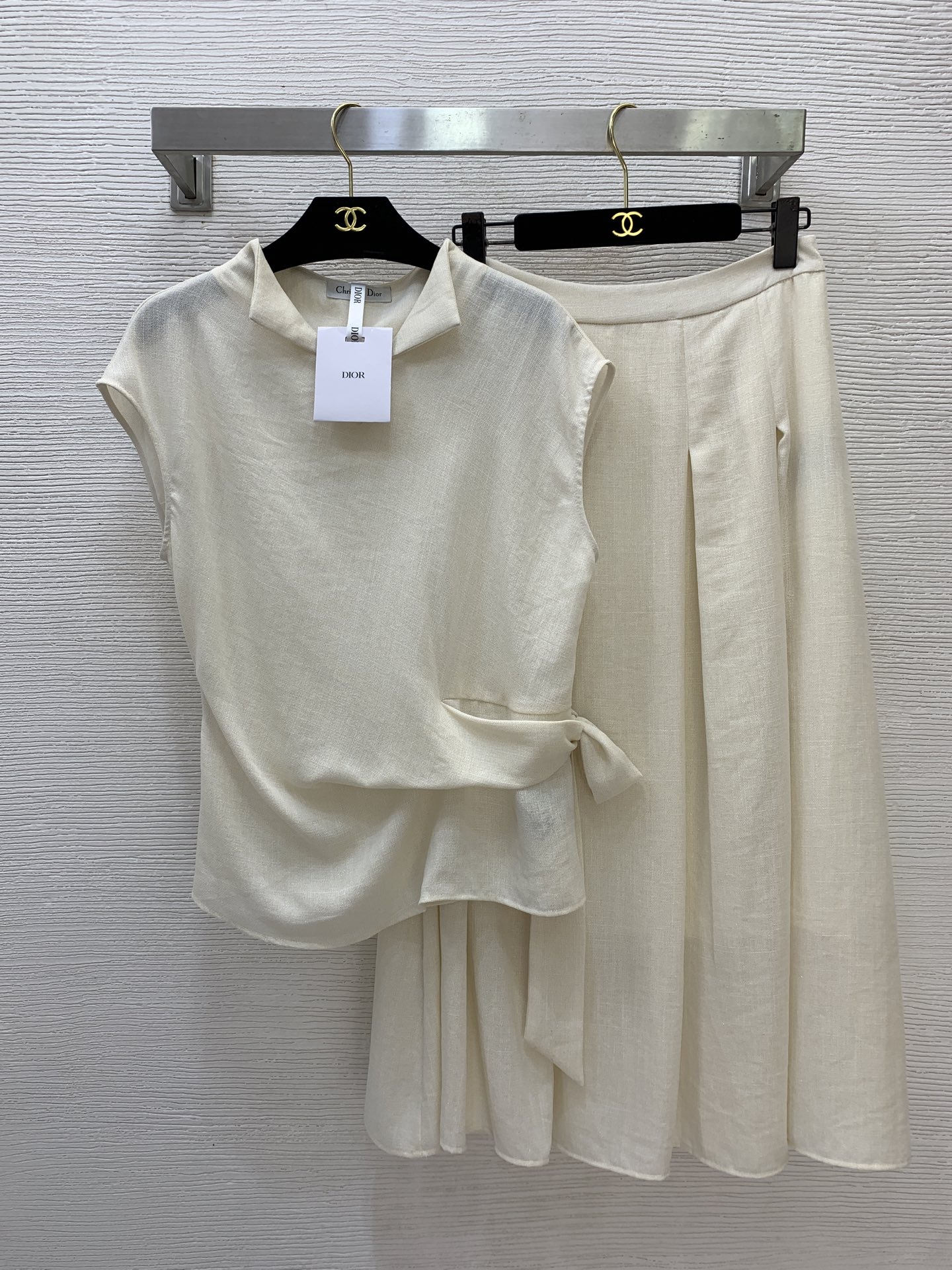 NO:835722,Style No. G26050542 Dio*’s new high-end customized glitter linen blended fabric is breathable, comfortable, stylish and stylish two-piece suit!  Pearl buttons, small lapels, side straps, slim fit, short-sleeved top, pleated large skirt, high-waisted long skirt!  Pink, apricot, (M size bust 102, sleeve length 19, dress length 59; waist 70, skirt length 84), dior, skirts, T-shirt,19860909款号G26050542 Dio*新款高端定制闪丝亚麻混纺面料透气舒适气质时尚两件套装！珍珠扣小翻领侧边绑带设计修身显瘦短袖上衣压褶大裙摆高腰长款半身裙！粉色、杏色、 （M码胸围102,袖长19,衣长59；腰围70,裙长84）,,dior,skirts,T-shirt,,Women's clothing
