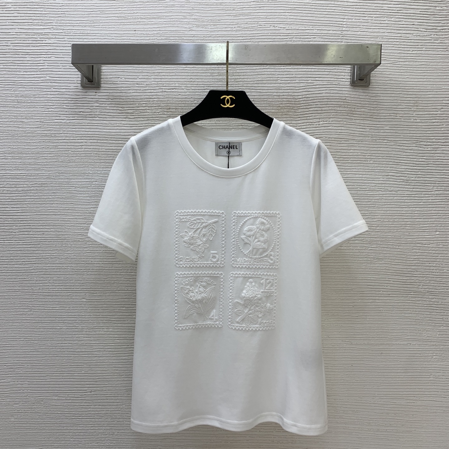 NO:823203,The highest version of the girl on the market inspects the goods, trims the three marks on the threads, pictures of the goods and takes videos. If you want quality and service, add me on WeChat. We do not accept urgent orders. Model No. G26050573 CHANE*L. The latest version of the girl on the market inspects the goods, trims the three marks on the threads, pictures of the goods and takes videos. If you want quality and service, add me on WeChat. We do not accept urgent orders.  High-end custom-made round neck short-sleeved T-shirt tops made of selected high-quality cotton fabrics and three-dimensional plaid embroidery patterns that are versatile and elegant!  Pink, black, white, (S size shoulder width 36, bust 90, sleeve length 19, dress length 60), Chanel-clothing, chanel, chanel, T-shirt, tees, t-shirt,19860909市面最高版本小妹验货、修剪线头上三标、货可图及拍视频,要品质要服务的加我微信,不接急单.款号G26050573 CHANE*L新市面最高版本小妹验货、修剪线头上三标、货可图及拍视频,要品质要服务的加我微信,不接急单.款 高端定制精选优质棉面料、立体格子绣花图案气质百搭圆领短袖t恤上衣！粉色、黑色、白色、 （S码肩宽36,胸围90,袖长19,衣长60）,香奈儿-服装,chanel,chanel,T-shirt,tees，t-shirt,,Women's clothing