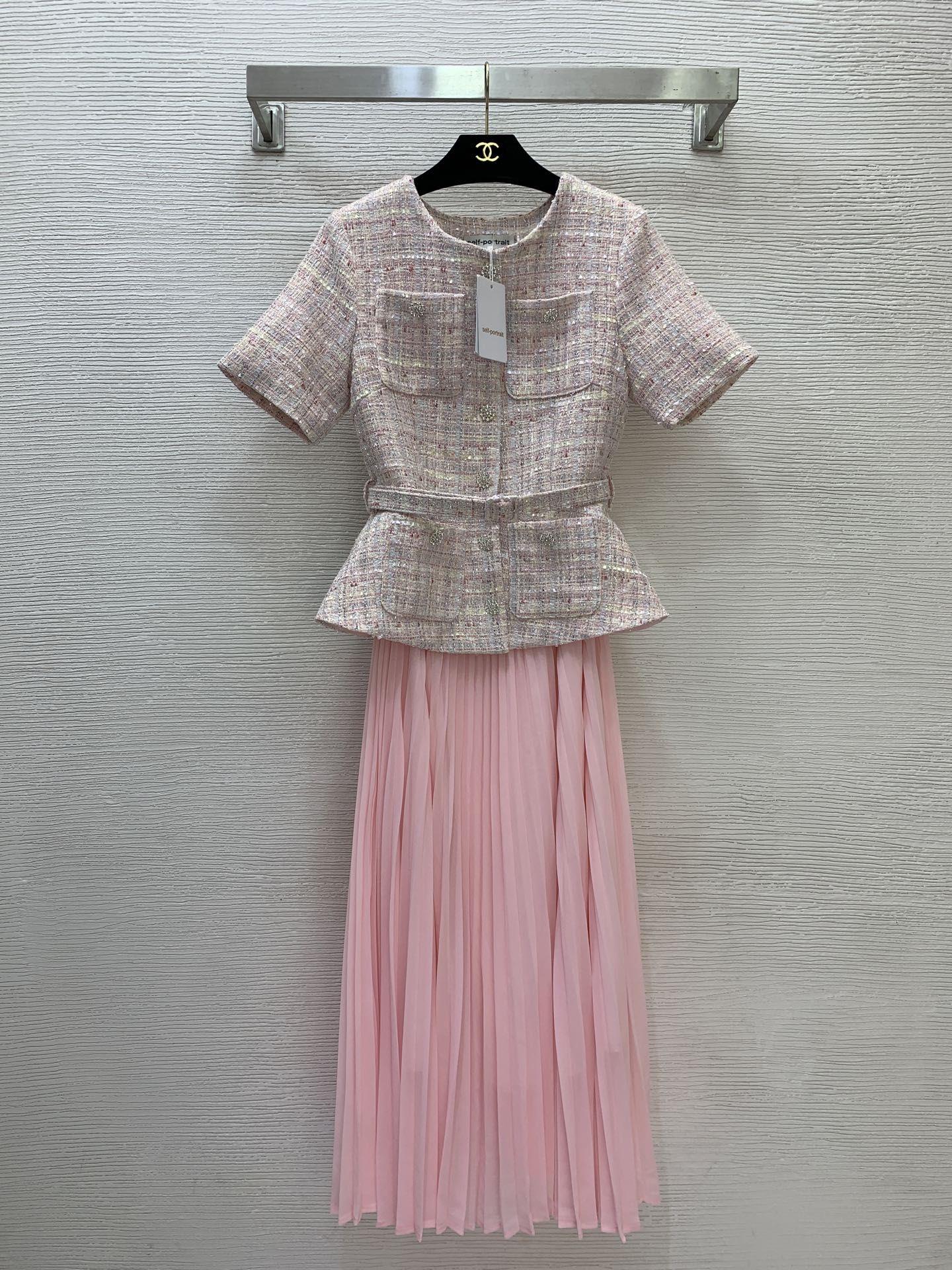 NO:835735,Style No. G26050443 Self-Portrai* Summer new style SP home custom-made ladylike style luxurious diamond-encrusted flower buttons sparkling silver silk slub small fragrant style splicing pleated skirt slimming slim short-sleeved dress!  Pink, (M size shoulder width 39, bust 88, waist 76, sleeve length 23, skirt length 125),,skirts,T-shirt,19860909款号G26050443 Self-Portrai*夏季新款SP家定制气质名媛风奢华镶钻花扣闪耀银丝粗纺小香风拼接压褶裙摆修身显瘦短袖连衣裙！粉色、 （M码肩宽39,胸围88,腰围76,袖长23,裙长125）,,skirts,T-shirt,,Women's clothing