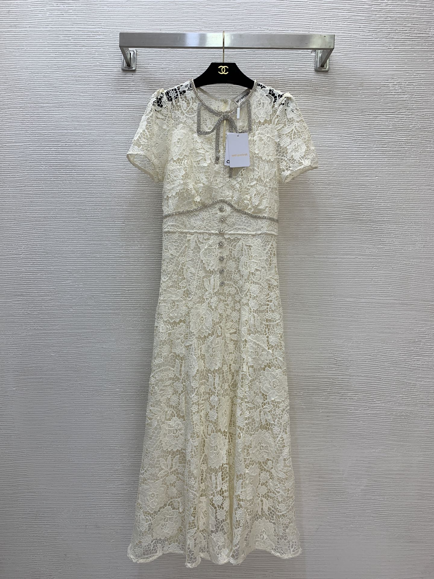 NO:835729,Style No. G26050547 Self-Portrai* Summer new high-end customized lace water-soluble flower hollow see-through fabric, bow rhinestone decoration, waist slimming, wide-sleeved short-sleeved dress dress!  Apricot, blue, (M size bust 84～88, waist 70, sleeve length 21, skirt length 128),,skirts,T-shirt,19860909款号G26050547 Self-Portrai*夏季新款高端定制蕾丝水溶花镂空透视面料、蝴蝶结水钻装饰收腰显瘦大摆短袖连衣裙礼服裙！杏色、蓝色、 （M码胸围84～88,腰围70,袖长21,裙长128）,,skirts,T-shirt,,Women's clothing