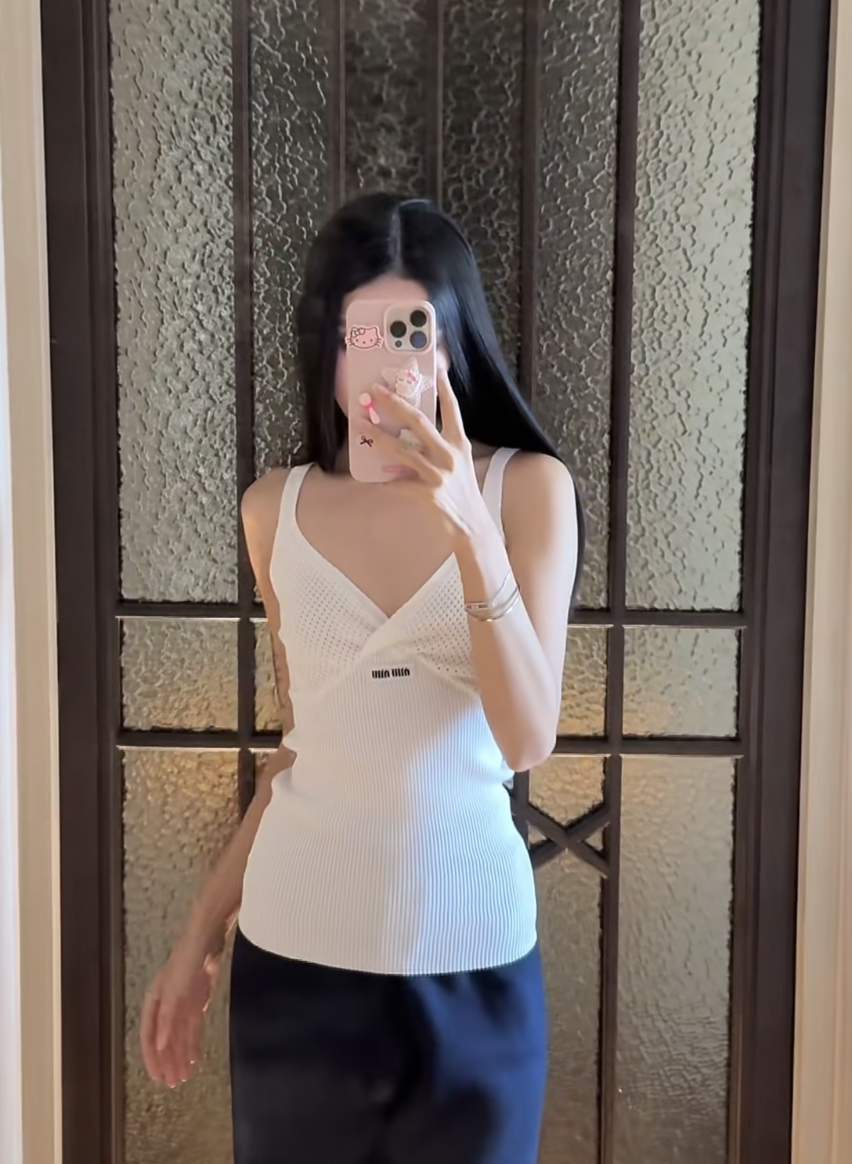 NO:826059,The highest version of the girl on the market inspects the goods, trims the three marks on the threads, and delivers the goods. You can send pictures and take videos. If you want quality and service, add me on WeChat. We will not accept urgent orders. Model No. D26043057 MiuMi*u Miaojiaxin. The highest version of the girl on the market inspects the goods, trims the three marks on the threads, and delivers the goods. You can send pictures and take videos. If you want quality and service, add me on WeChat. We do not accept urgent orders.  Cross V-neck hollow see-through stitching ribbed knitted camisole top with small letter logo on the chest!  Apricot, black (one size fits all, bust 72, length 58), Miu Miu-clothing, miumiu,19860909市面最高版本小妹验货、修剪线头上三标、发货可发图及拍视频,要品质要服务的加我微信,不接急单.款号D26043057 MiuMi*u缪家新市面最高版本小妹验货、修剪线头上三标、发货可发图及拍视频,要品质要服务的加我微信,不接急单.款 胸前字母logo小徽标交叉V领镂空透视拼接螺纹针织吊带背心上衣！杏色、黑色（均码胸围72,衣长58）,缪缪-服装,miumiu,,Women's clothing