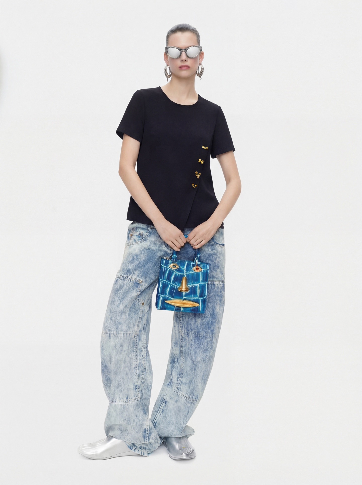 NO:829235,The girl of the highest version on the market will inspect the goods, trim the three marks on the threads, and ship the goods. If you want quality and service, please add me on WeChat. We will not accept urgent orders. Model No. D26043054 Schiapare*li. Schiapareli's new version, the highest version on the market, will inspect the goods, trim the three marks on the threads, and ship the goods. If you want quality and service, please send pictures and videos. If you want quality and service, please add me on WeChat. We will not accept urgent orders. Customized gold hardware accessories to decorate irregular commuting and versatile short-sleeved tops!  Black, white, (M size shoulder width 38, bust 100, sleeve length 21, back center length 59), women's clothing, T-shirt,19860909市面最高版本小妹验货、修剪线头上三标、发货可发图及拍视频,要品质要服务的加我微信,不接急单.款号D26043054 Schiapare*li夏帕瑞利新市面最高版本小妹验货、修剪线头上三标、发货可发图及拍视频,要品质要服务的加我微信,不接急单.款定制金色五金配件装饰不规则通勤百搭短袖上衣！黑色、白色、（M码肩宽38,胸围100,袖长21,后中长59）,女装,T-shirt,,Women's clothing