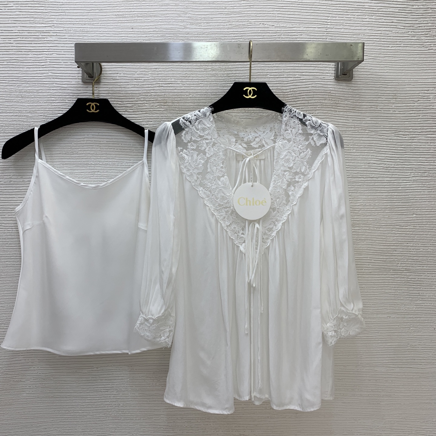 NO:834413,Style number G26050452 Chloè's new high-end boutique custom silk blended fabric, mesh lace hook-and-loop strap V-neck design, French romantic temperament, gentle style, three-quarter sleeve silk shirt top, solid color inner suspender bottoming shirt!  Pink, white, (M size shoulder width 40, bust 122, sleeve length 43, front length 55/back center length 65; inner bust 88, total length 42 excluding shoulder straps),, chloe, real silk,19860909款号G26050452 Chloè蔻依新款 高端精品定制真丝混纺面料、网纱蕾丝勾花绑带V领设计法式浪漫气质温柔风七分袖真丝衬衣上衣纯色内搭吊带打底衫！粉色、白色、 （M码肩宽40,胸围122,袖长43,前衣长55/后中长65；内搭胸围88,总长42不含肩带）,,chloe,real silk,,Women's clothing