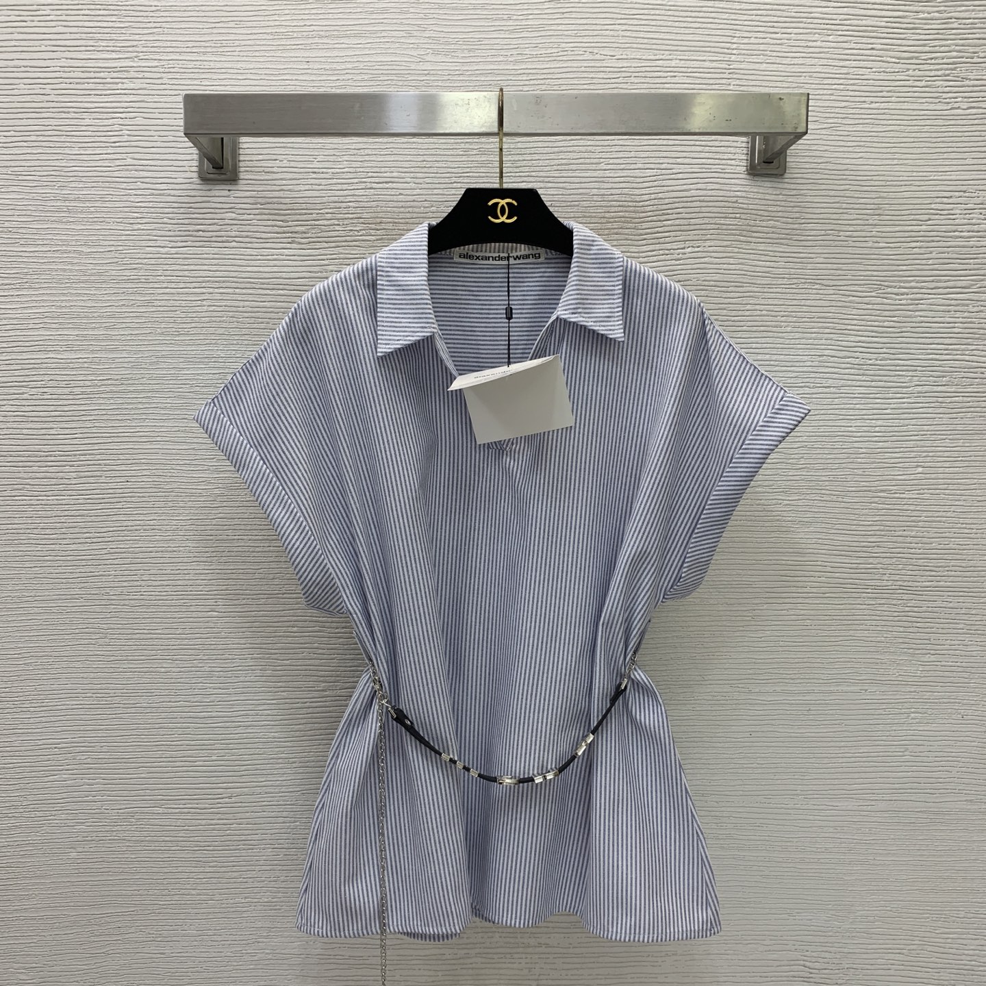 NO:835726,Model No. D26050528 Alexander Wan* Wangjia’s most popular classic pinstripe loose and fashionable V-neck cuffed short-sleeved shirt top with letter chain belt!  Blue, (L size bust 112, raglan sleeve length 27, dress length 68),,alexander wang,T-shirt,19860909款号D26050528 Alexander Wan*大王家爆款万年经典细条纹宽松时尚V字领翻边短袖衬衣上衣配字母链条腰带！蓝色,（L码胸围112,连肩袖长27,衣长68）,,alexander wang,T-shirt,,Women's clothing