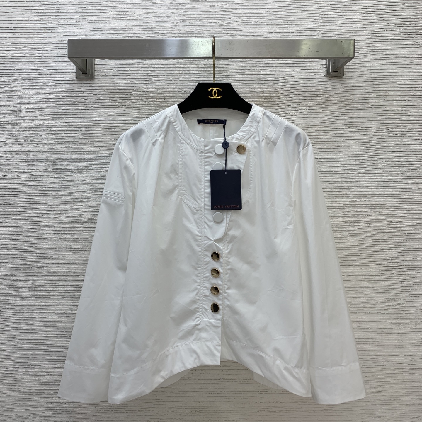NO:835201,Style No. D26050572 LOUIS*LV’s new custom-made single-breasted placket, irregular hem, personalized design, loose and fashionable round neck, long-sleeved cotton shirt!  White, (M size shoulder width 43, bust 92, sleeve length 54, back center length 54),,louis vuitton,louis vuitton,louis vuitton,louis vuitton,19860909款号D26050572 LOUIS*驴家LV新款定制单排扣门襟不规则下摆个性设计宽松时尚圆领长袖棉质衬衣！白色,（M码肩宽43,胸围92,袖长54,后中长54）,,louis vuitton,louis vuitton,louis vuitton,louis vuitton,,Women's clothing