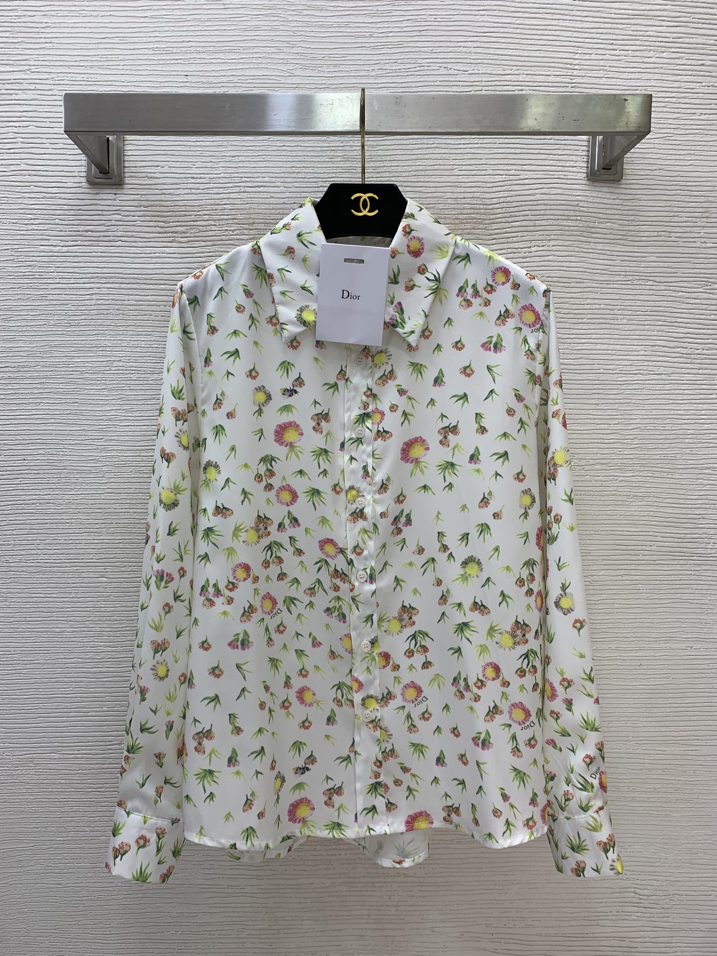 NO:823174,The highest version on the market, the girl will inspect the goods, trim the three marks on the threads, and ship the goods. You can send pictures and take videos. If you want quality and service, please add me on WeChat. We will not accept urgent orders. Style number D26050643 Dio* The latest version of the latest version on the market, the girl will inspect the goods, trim the three marks on the threads, and ship the goods. You can send pictures and videos. If you want quality and service, please add me on WeChat, but we will not accept urgent orders. Model: Loose and versatile long-sleeved shirt with daisy print button placket and lapels!  (M size shoulder width 39, bust 104, sleeve length 60, front length 64/back center length 67), Dior-clothing, dior, dior,19860909市面最高版本小妹验货、修剪线头上三标、发货可发图及拍视频,要品质要服务的加我微信,不接急单.款号D26050643 Dio*新市面最高版本小妹验货、修剪线头上三标、发货可发图及拍视频,要品质要服务的加我微信,不接急单.款 小雏菊印花系扣门襟翻领宽松百搭长袖衬衣！（M码肩宽39,胸围104,袖长60,前衣长64/后中长67）,迪奥-服装,dior,dior,,Women's clothing