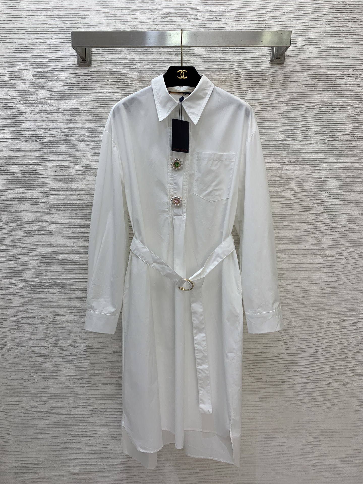 NO:835190,Model No. D26050524 LOUIS*LV’s new custom-made simple and fashionable pearl-encrusted diamond large flower buckle decorative button placket lapel loose and versatile lapel long-sleeved shirt dress with belt!  (M size shoulder width 49, bust 108, sleeve length 58, front skirt length 109/back center length 116),,louis vuitton,louis vuitton,louis vuitton,louis vuitton,skirts,19860909款号D26050524 LOUIS*驴家LV新款定制简约时尚珍珠镶钻大花扣装饰系扣门襟翻领宽松百搭翻领长袖衬衣裙连衣裙配腰带！（M码肩宽49,胸围108,袖长58,前裙长109/后中长116）,,louis vuitton,louis vuitton,louis vuitton,louis vuitton,skirts,,Women's clothing