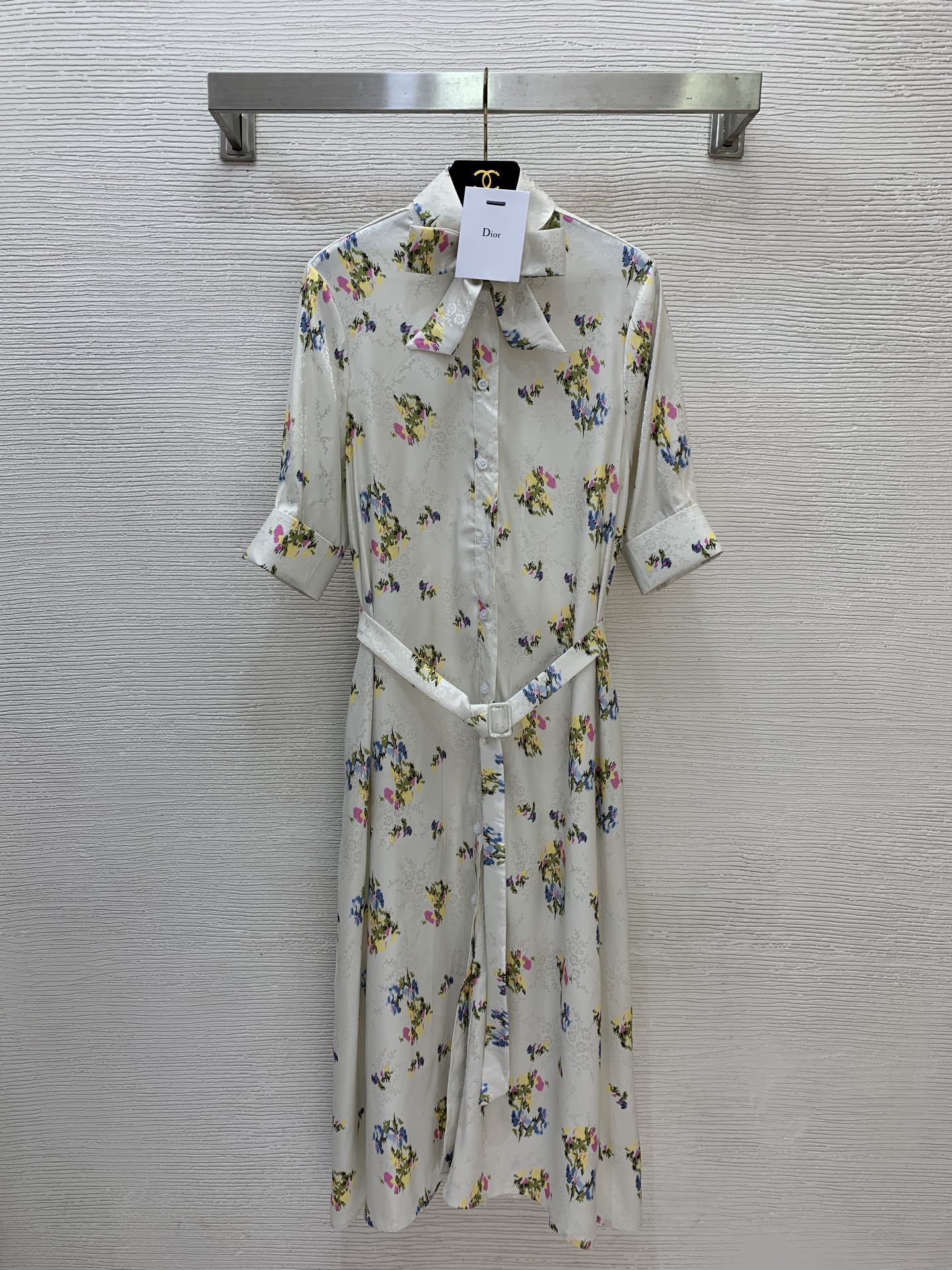 NO:837129,Model No. D26050626 Dio*'s new custom-made high-end jacquard fabric, bow tie decoration, single-breasted placket, stand-up collar, loose and versatile mid-sleeve dress with belt!  (M size shoulder width 37, bust 94, sleeve length 34, skirt length 118),,dior,skirts,19860909款号D26050626 Dio*新款定制高级感提花面料、蝴蝶结领结装饰单排扣门襟立领宽松百搭中袖连衣裙配腰带！（M码肩宽37,胸围94,袖长34,裙长118）,,dior,skirts,,Women's clothing