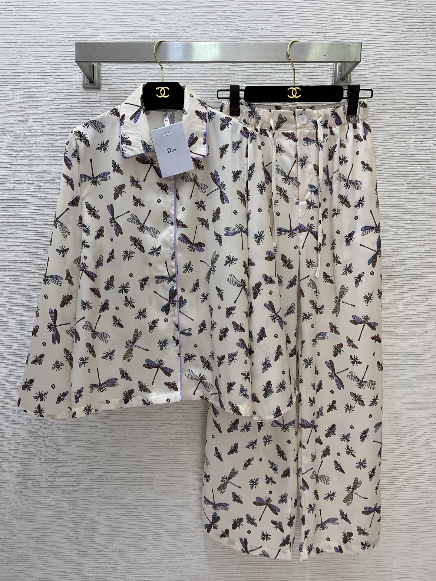 NO:837139,Style No. D26050638 Dio* new bee and dragonfly all-over printed casual two-piece suit!  Contrast color hemming, loose and fashionable lapel long-sleeved shirt, buttoned zipper fly, elastic waist, loose wide-leg trousers!  (M size shoulder width 38, bust 106, sleeve length 58, dress length 65; waist 62 to 76 elastic, hip 98, pants length 101),, dior,19860909款号D26050638 Dio*新款小蜜蜂蜻蜓通体印花休闲两件套装！撞色包边宽松时尚翻领长袖衬衣系扣拉链门襟松紧腰宽松阔腿裤长裤！（M码肩宽38,胸围106,袖长58,衣长65；腰围62～76松紧弹力,臀围98,裤长101）,,dior,,Women's clothing