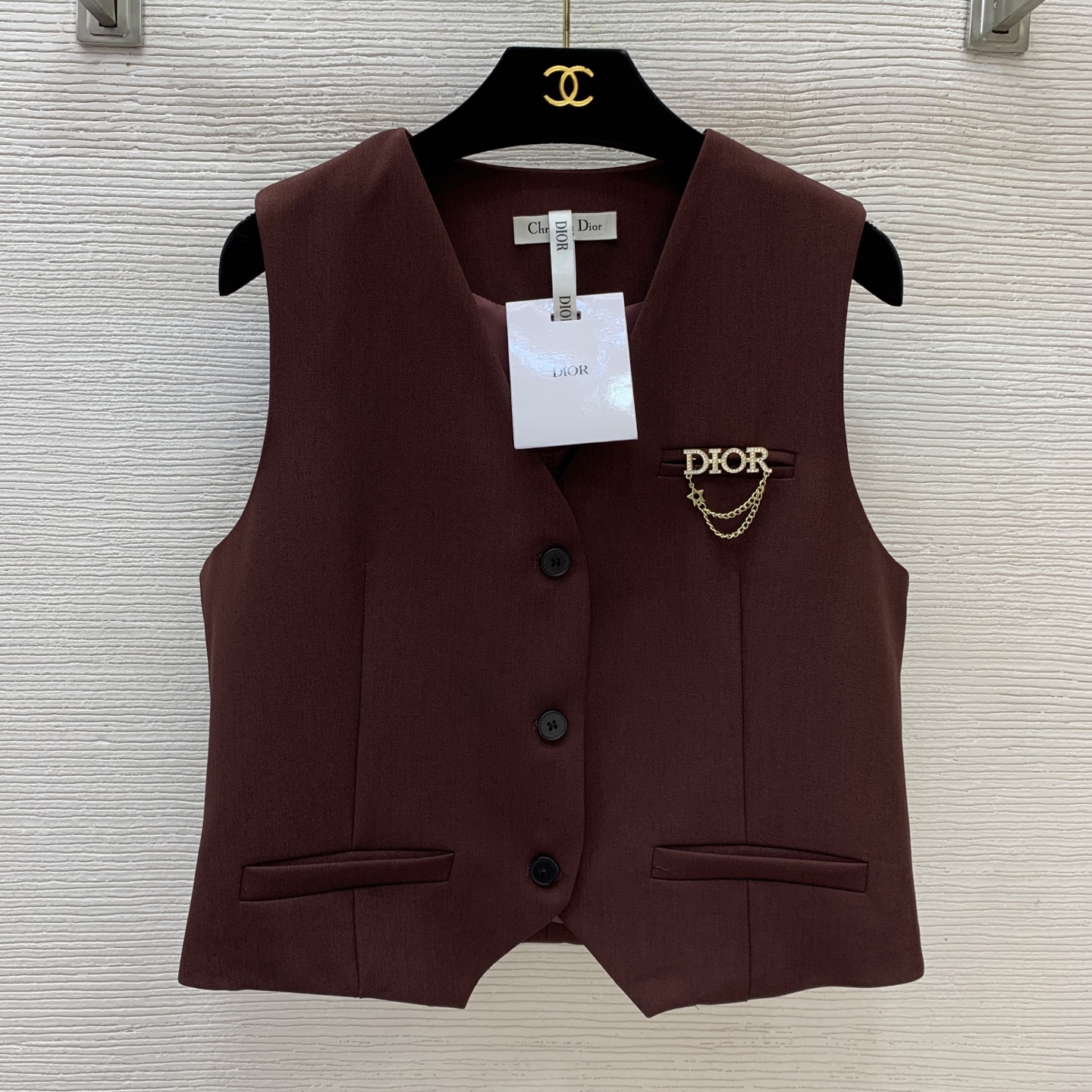 NO:836500,Style No. G26050624 Dio*’s new high-end customized single-breasted placket V-neck slim vest top comes with a free brooch!  Burgundy, gray blue, black, khaki, (M size bust 94, back length 46), dior, brooch, breastpin,19860909款号G26050624 Dio*新款高端定制单排扣门襟V领修身马甲上衣赠送胸针！酒红、灰蓝、黑色、卡其、 （M码胸围94,后中长46）,,dior,brooch，breastpin,,Women's clothing