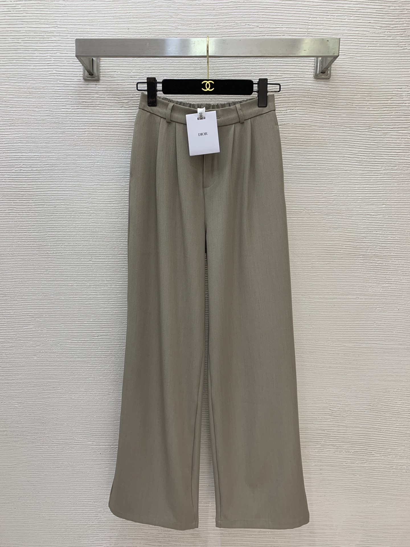 NO:825039,The girl of the highest version on the market will inspect the goods, trim the three marks on the threads, and take pictures of the goods and take videos. If you want quality and service, please add me on WeChat, and we will not accept urgent orders. Style number G26050632 Dio* The latest version of Dio*, the highest version on the market, will inspect the goods, trim the three marks on the threads, and take pictures of the goods and take videos. If you want quality and service, add me on WeChat, and we will not take urgent orders. High-end custom-made lining and hemming craftsmanship, buttoned zipper fly, high waisted pleated wide-leg trousers!  Burgundy, gray blue, black, khaki, -- (M size waist 62 ~ 72 back elastic, hip 100, trouser length 103) pants, Dior-clothing, dior, dior,19860909市面最高版本小妹验货、修剪线头上三标、货可图及拍视频,要品质要服务的加我微信,不接急单.款号G26050632 Dio*新市面最高版本小妹验货、修剪线头上三标、货可图及拍视频,要品质要服务的加我微信,不接急单.款高端定制内里包边锁边工艺、系扣拉链门襟高腰压褶阔腿裤西裤！酒红、灰蓝、黑色、卡其、--（M码腰围62～72后背弹力,臀围100,裤长103）裤子,迪奥-服装,dior,dior,,Women's clothing