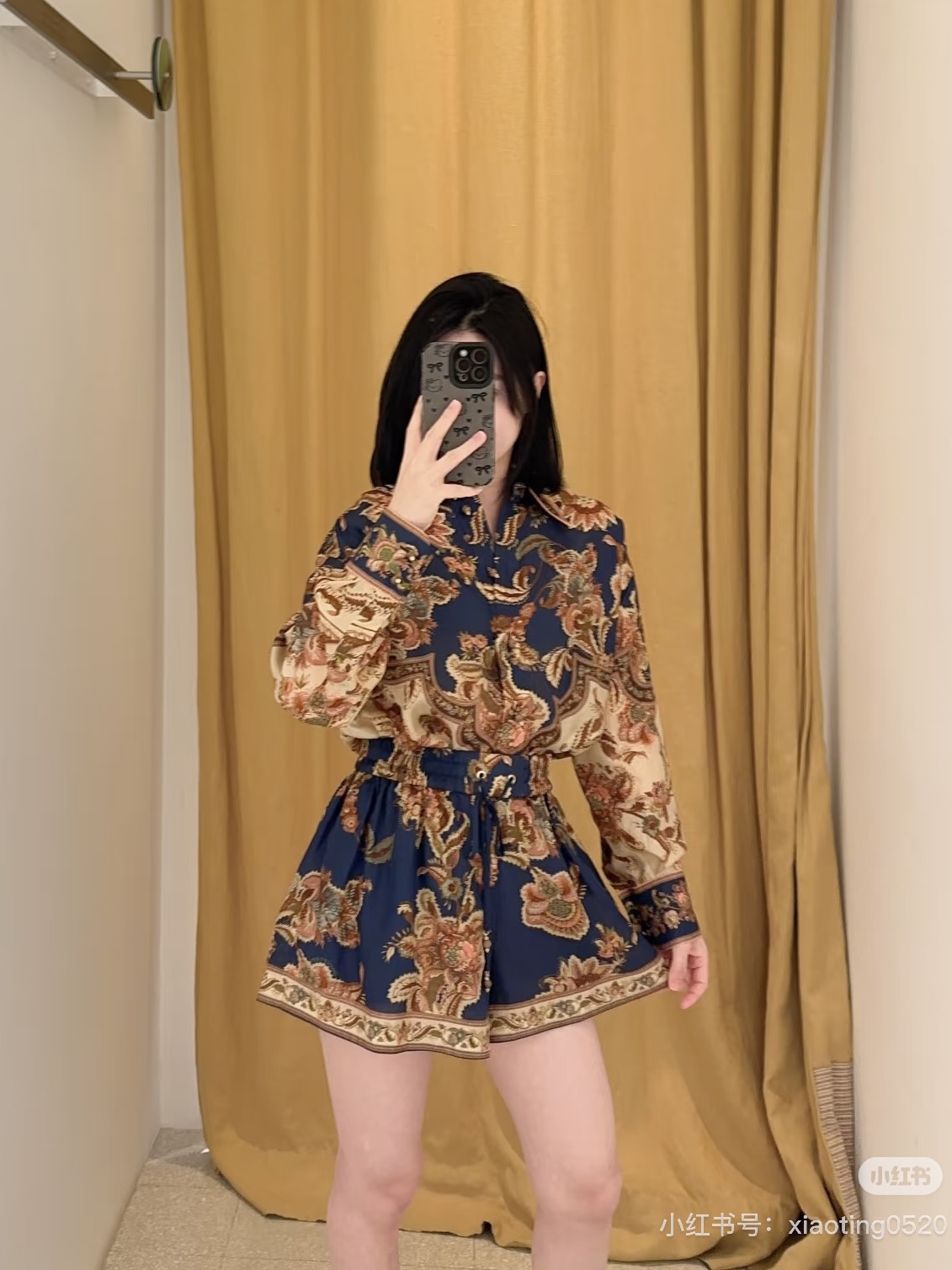 NO:833883,Style number G26050357 ZIMMERMA*N Zimmerman Australian brand resort style retro paisley print silky satin versatile two-piece suit!  Loose fit buttoned lapel long-sleeved shirt top drawstring elastic waist wide-leg shorts (with pockets) 1.2.3.4/SMLXL (size 2 shoulder width 52, bust 106, sleeve length 54, dress length 75; waist 66 elastic, hip 116, pants length 37),,shorts,19860909款号G26050357 ZIMMERMA*N兹默曼澳洲品牌度假风复古佩斯利印花 丝滑缎面百搭两件套装！宽松版系扣翻领长袖衬衣上衣抽绳松紧腰阔腿短裤(有口袋）1.2.3.4/SMLXL（2码肩宽52,胸围106,袖长54,衣长75；腰围66松紧弹力,臀围116,裤长37）,,shorts,,Women's clothing