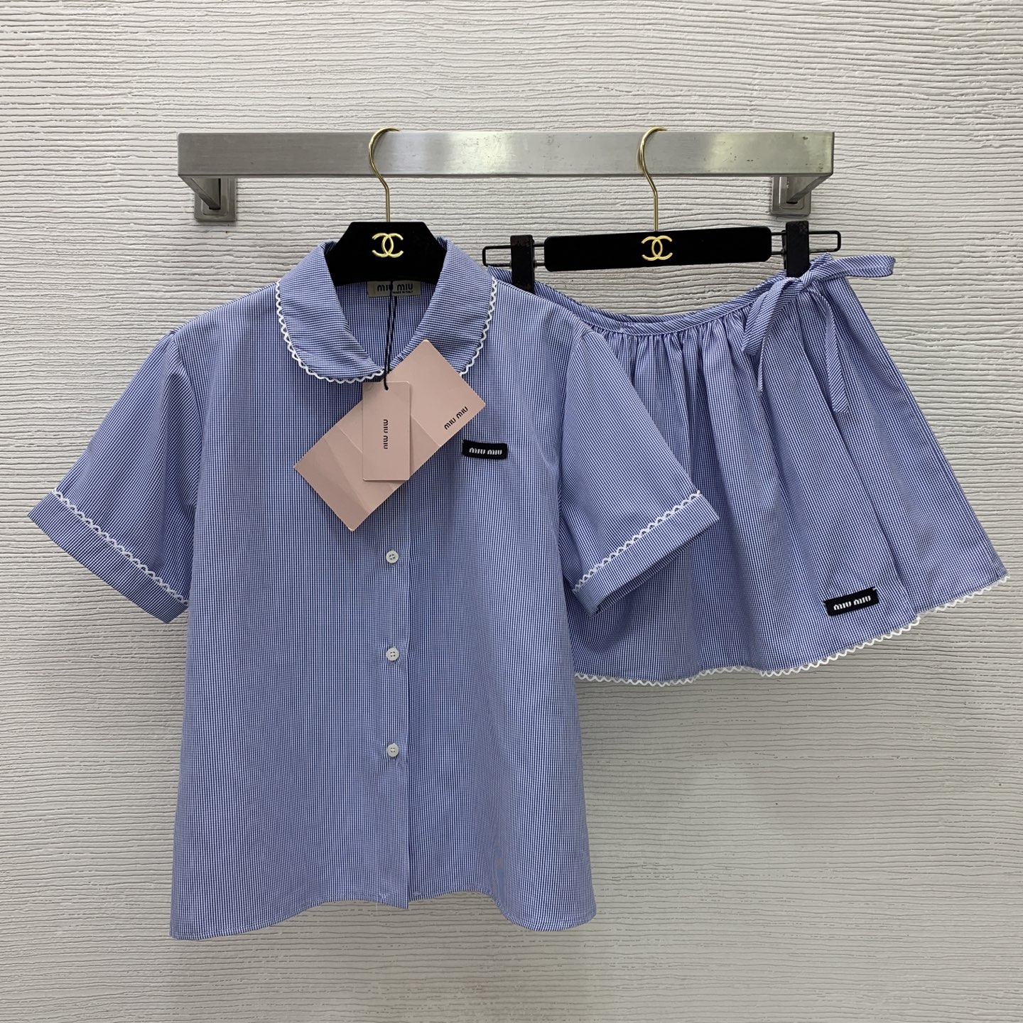 NO:825029,Style No. G26050627 MIUMI*U Miaojia’s new custom-made wave lace stitching college style age-reducing fashion two-piece suit!  Baby doll collar, button placket, loose short-sleeved shirt with side straps, one-piece pleated skirt and skirt!  Blue, (M size shoulder width 39, bust 100, sleeve length 20, dress length 58; waist 70, skirt length 33) tops, skirts, Miumiu-clothing, miumiu, skirts, T-shirt,19860909款号G26050627 MIUMI*U缪家新款定制波浪花边拼接学院风减龄时尚两件套装！娃娃领系扣门襟宽松短袖衬衣侧绑带一片式压褶短裙半身裙！蓝色,（M码肩宽39,胸围100,袖长20,衣长58；腰围70,裙长33）上衣、裙子,缪缪-服装,miumiu,skirts,T-shirt,,Women's clothing