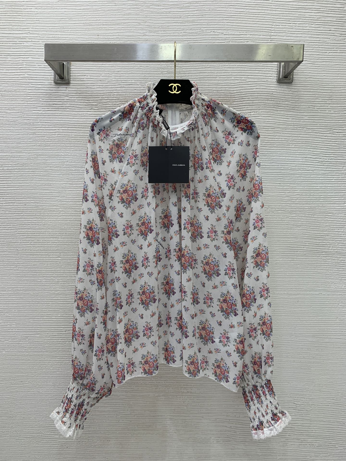 NO:837848,Model No. D26050726 & Dolce & Gabbana DG* new custom-made imitation silk micro-transparent fabric, all-over small floral print, stylish and fashionable loose high-necked long-sleeved shirt top!  (M size bust 124, raglan sleeve length 82, dress length 62),,Dolce&Gabbana,real silk,19860909款号D26050726 &杜嘉班纳DG*新款定制仿真丝微透面料、通体花朵小碎花印花打揽设计气质时尚宽松高领长袖衬衣上衣！（M码胸围124,连肩袖长82,衣长62）,,Dolce&Gabbana,real silk,,Women's clothing