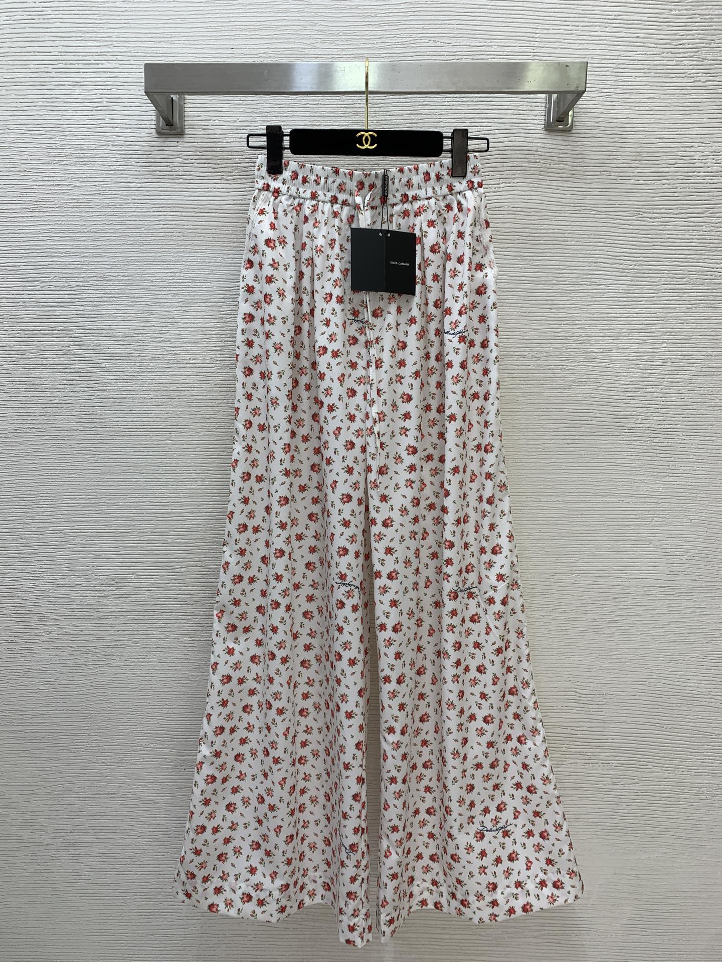 NO:825022,The highest version on the market, the girl will inspect the goods, trim the three marks on the threads, and deliver the goods. You can post pictures and take videos. If you want quality or service, please add me on WeChat. We will not accept urgent orders. Model No. D26050745  & Dolce & Gabbana DG* The latest and highest version on the market, the girl will inspect the goods, trim the three marks on the threads, and send pictures and videos before delivery. If you want quality or service, please add me on WeChat. We will not accept urgent orders. Customized all-over floral small floral print, lace splicing on both sides, elastic waist, loose wide-leg cotton trousers!  (M size waist 62~80 elastic, pants length 107), Dolce & Gabbana-clothing, Dolce&Gabbana,19860909市面最高版本小妹验货、修剪线头上三标、发货可发图及拍视频,要品质要服务的加我微信,不接急单.款号D26050745 &杜嘉班纳DG*新市面最高版本小妹验货、修剪线头上三标、发货可发图及拍视频,要品质要服务的加我微信,不接急单.款定制通体花朵小碎花印花、两侧蕾丝花边拼接松紧腰宽松阔腿裤棉质长裤！（M码腰围62～80松紧弹力,裤长107）,杜嘉班纳-服装,Dolce&Gabbana,,Women's clothing