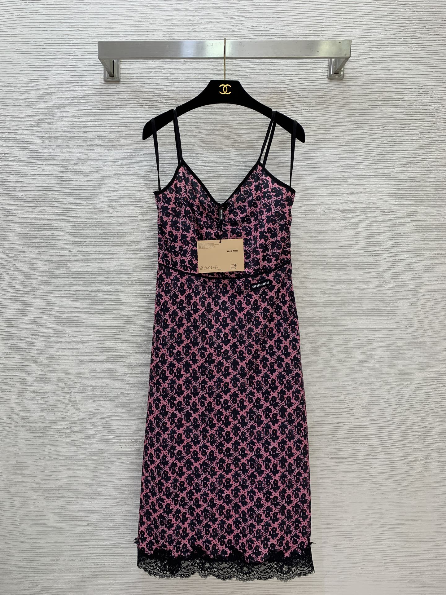 NO:836485,Model No. D26050646 MIUMI*U Miaojia's new custom-made all-over floral and floral print letter logo logo lace splicing slim fit and slim suspender dress!  (M size bust 88, waist 78, skirt length 119),,miumiu,skirts,19860909款号D26050646 MIUMI*U缪家新款定制满身花朵小碎花印花字母logo标志蕾丝花边拼接修身显瘦吊带连衣裙！（M码胸围88,腰围78,裙长119）,,miumiu,skirts,,Women's clothing