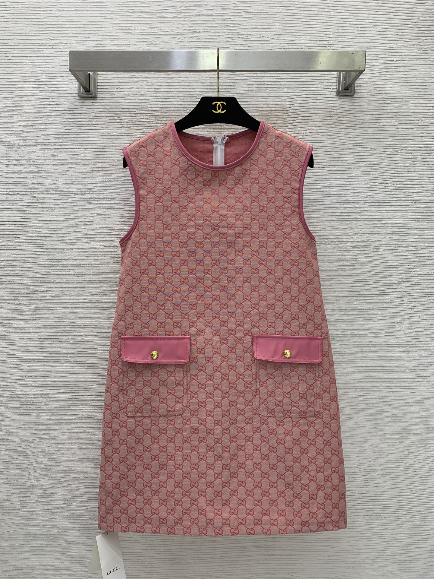 NO:837134,Style No. G26050624 GUCC* new custom-made all-over GG letter old flower jacquard fabric with crisp and stylish shape!  Leather-trimmed flap double pocket small A version fashionable and versatile sleeveless vest dress!  Brown, pink, (M size bust 86, skirt length 85),,gucci,skirts,19860909款号G26050624 GUCC*新款定制通体GG字母老花提花面料版型挺括有型！皮革包边翻盖双口袋小A版时尚百搭无袖背心连衣裙！咖色、粉色、（M码胸围86,裙长85）,,gucci,skirts,,Women's clothing
